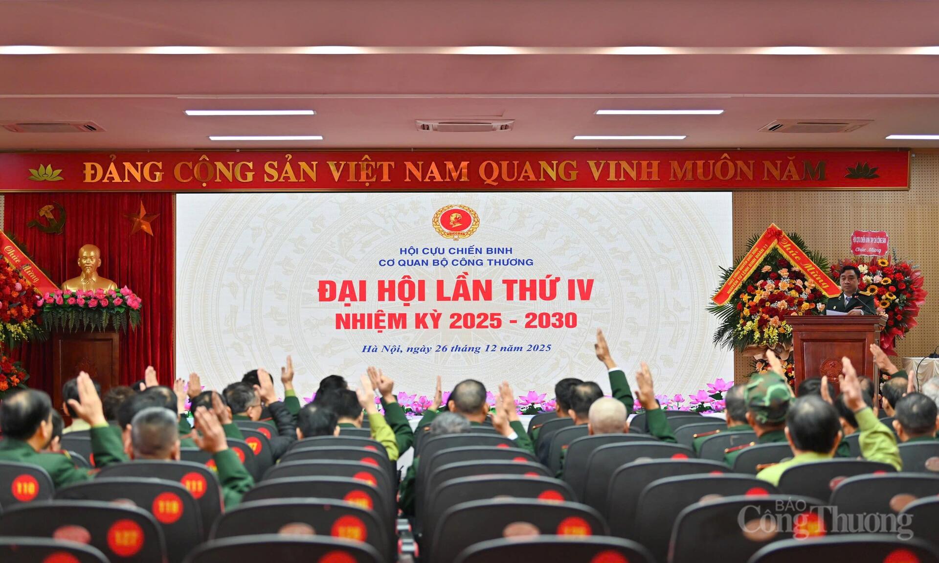 Đại hội biểu quyết bầu Đoàn Chủ tịch.