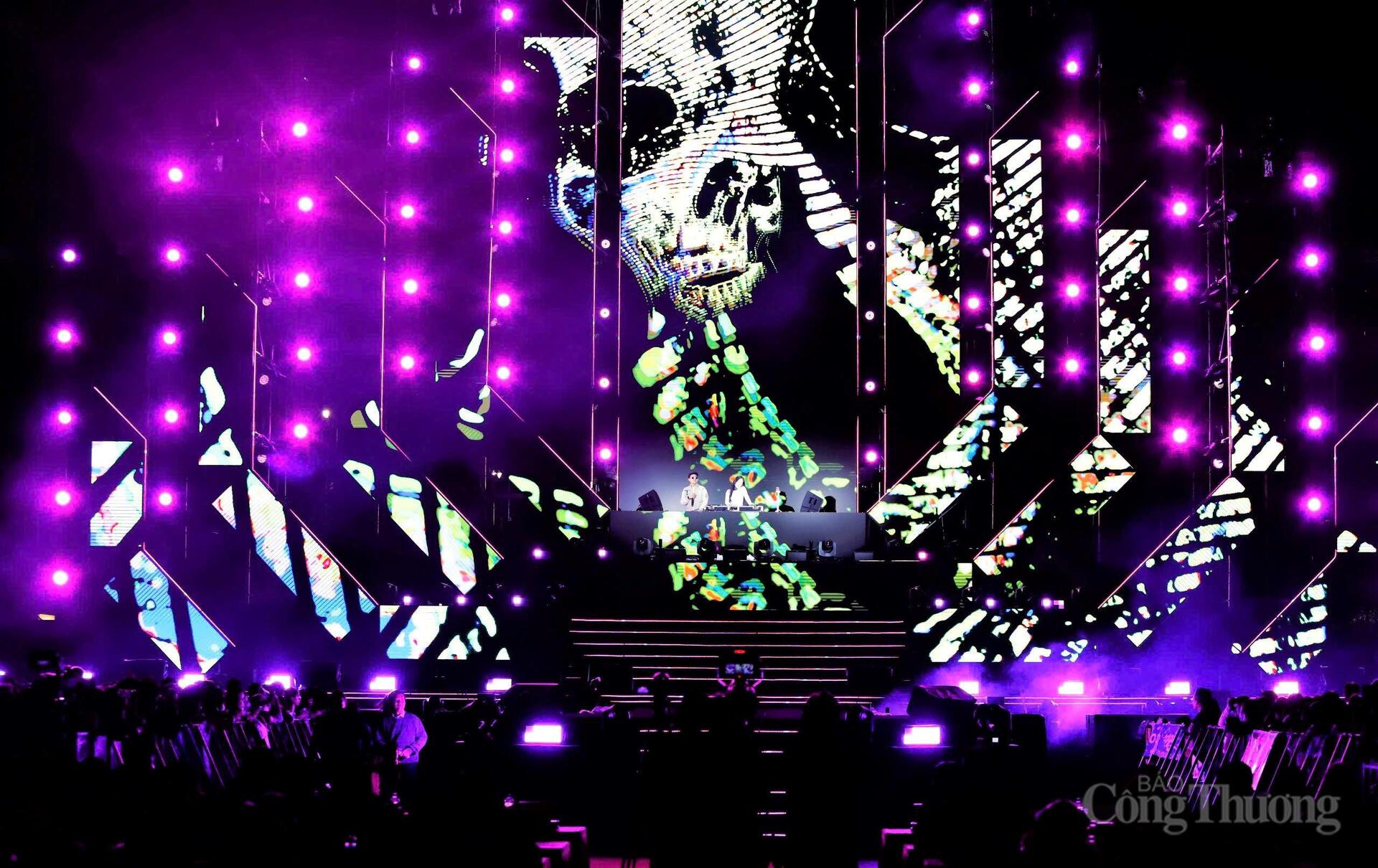 'Biển người' đổ về Gia Lai đón thời khắc sang năm mới - 8