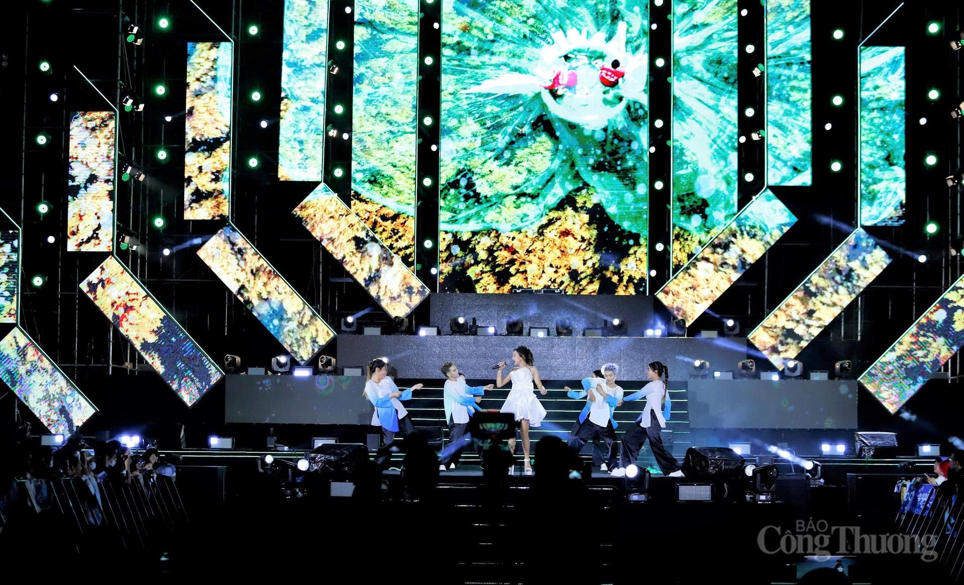 'Biển người' đổ về Gia Lai đón thời khắc sang năm mới - 7