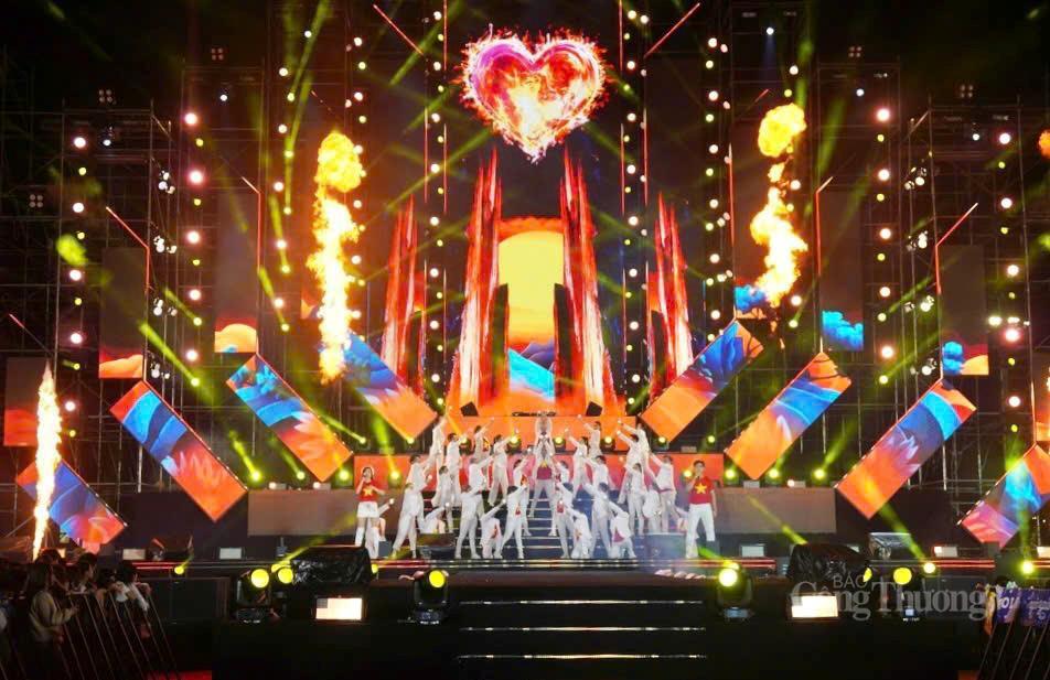 'Biển người' đổ về Gia Lai đón thời khắc sang năm mới - 3