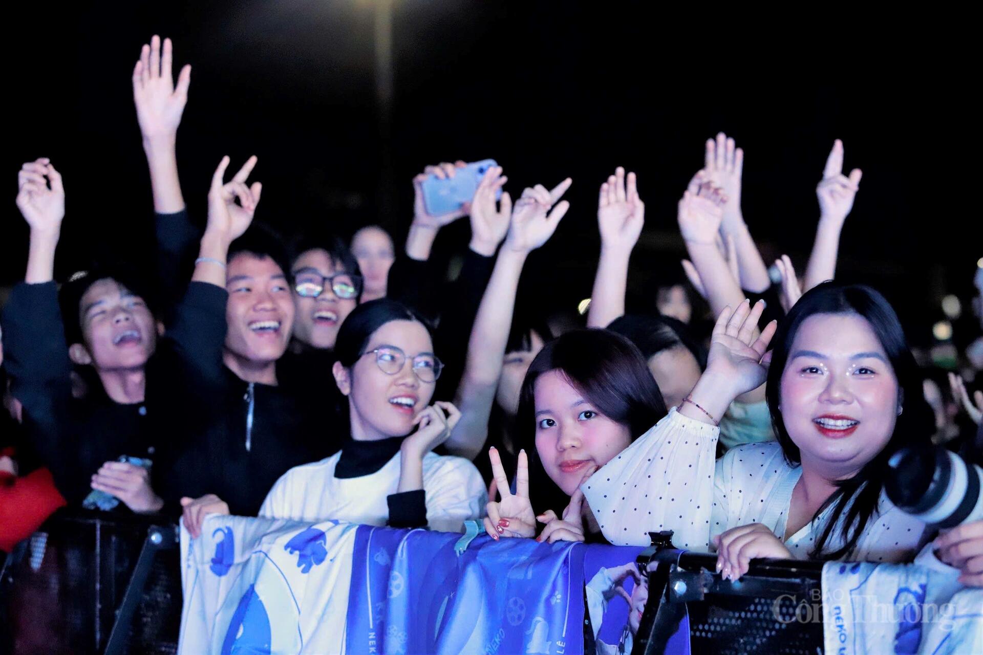 'Biển người' đổ về Gia Lai đón thời khắc sang năm mới - 5