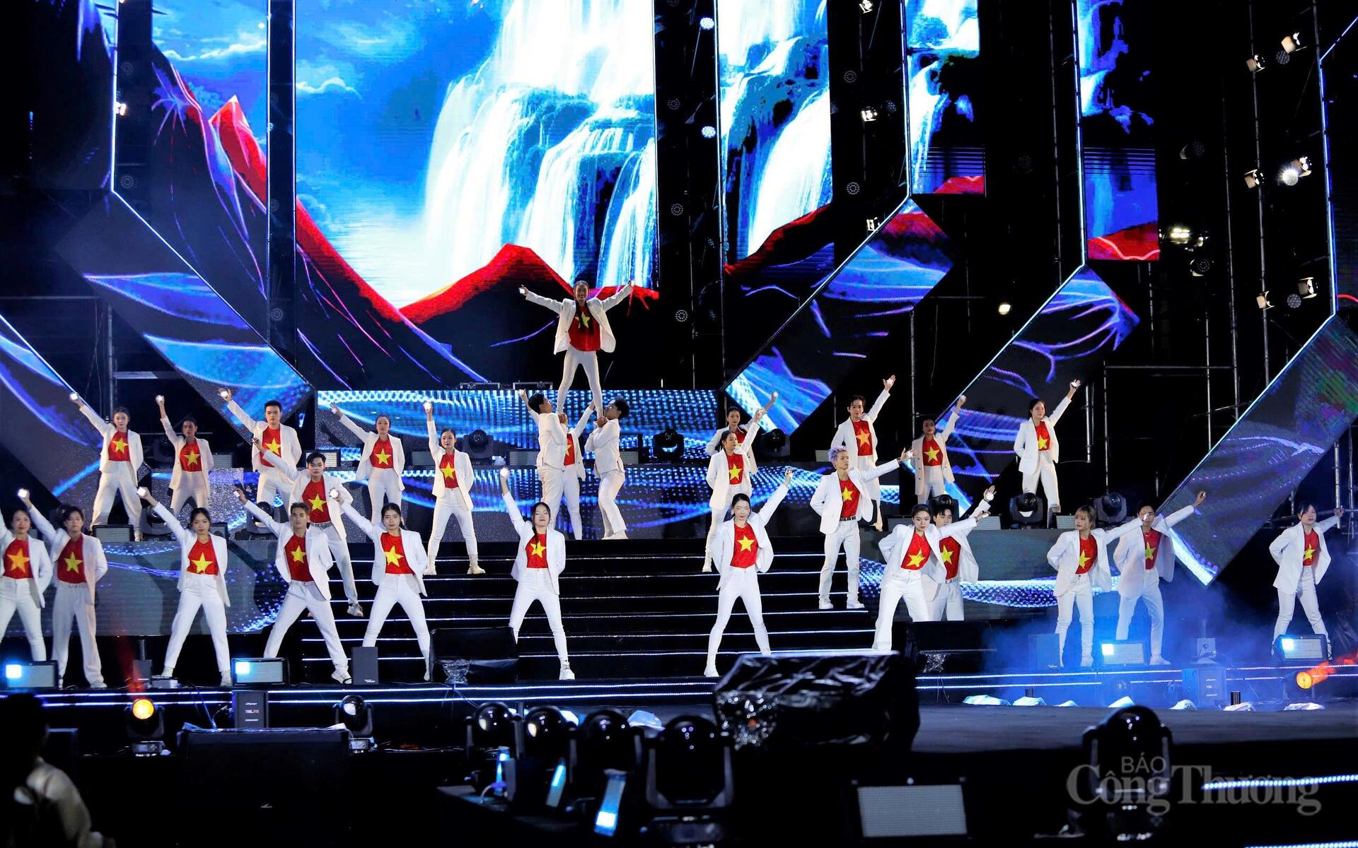 'Biển người' đổ về Gia Lai đón thời khắc sang năm mới - 11