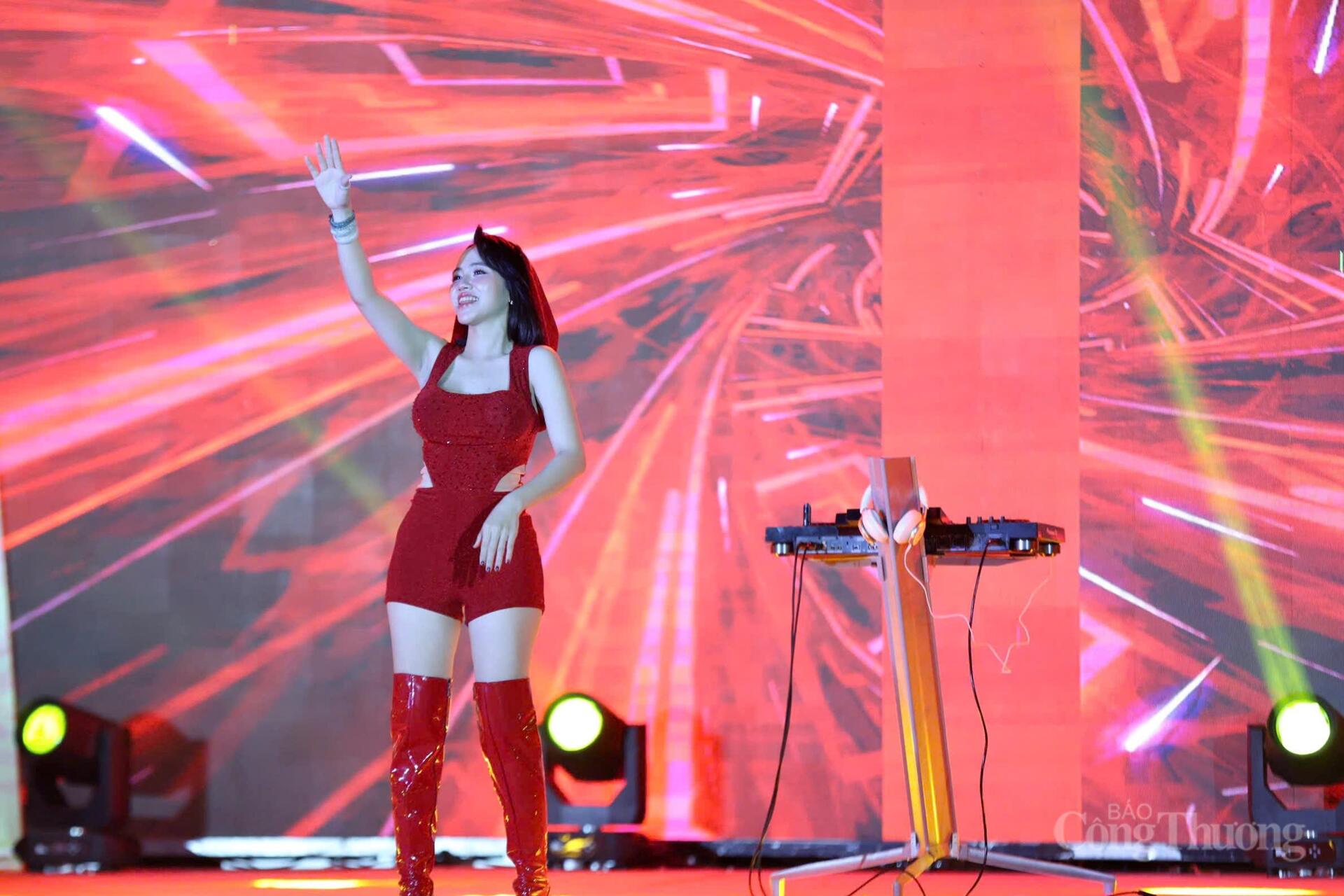 'Biển người' đổ về Gia Lai đón thời khắc sang năm mới - 9