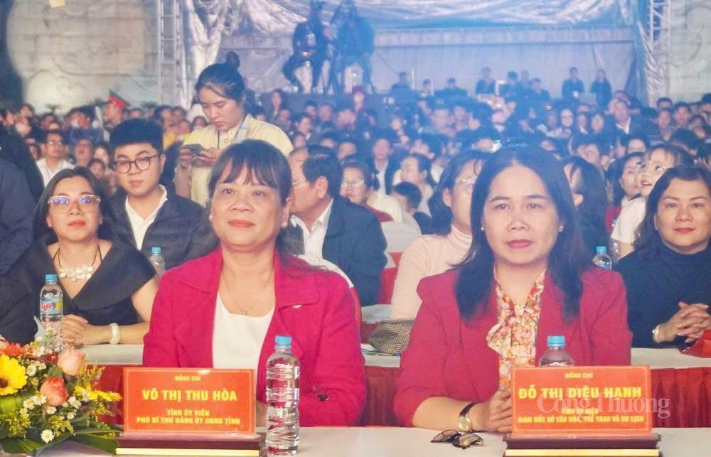 'Biển người' đổ về Gia Lai đón thời khắc sang năm mới - 10