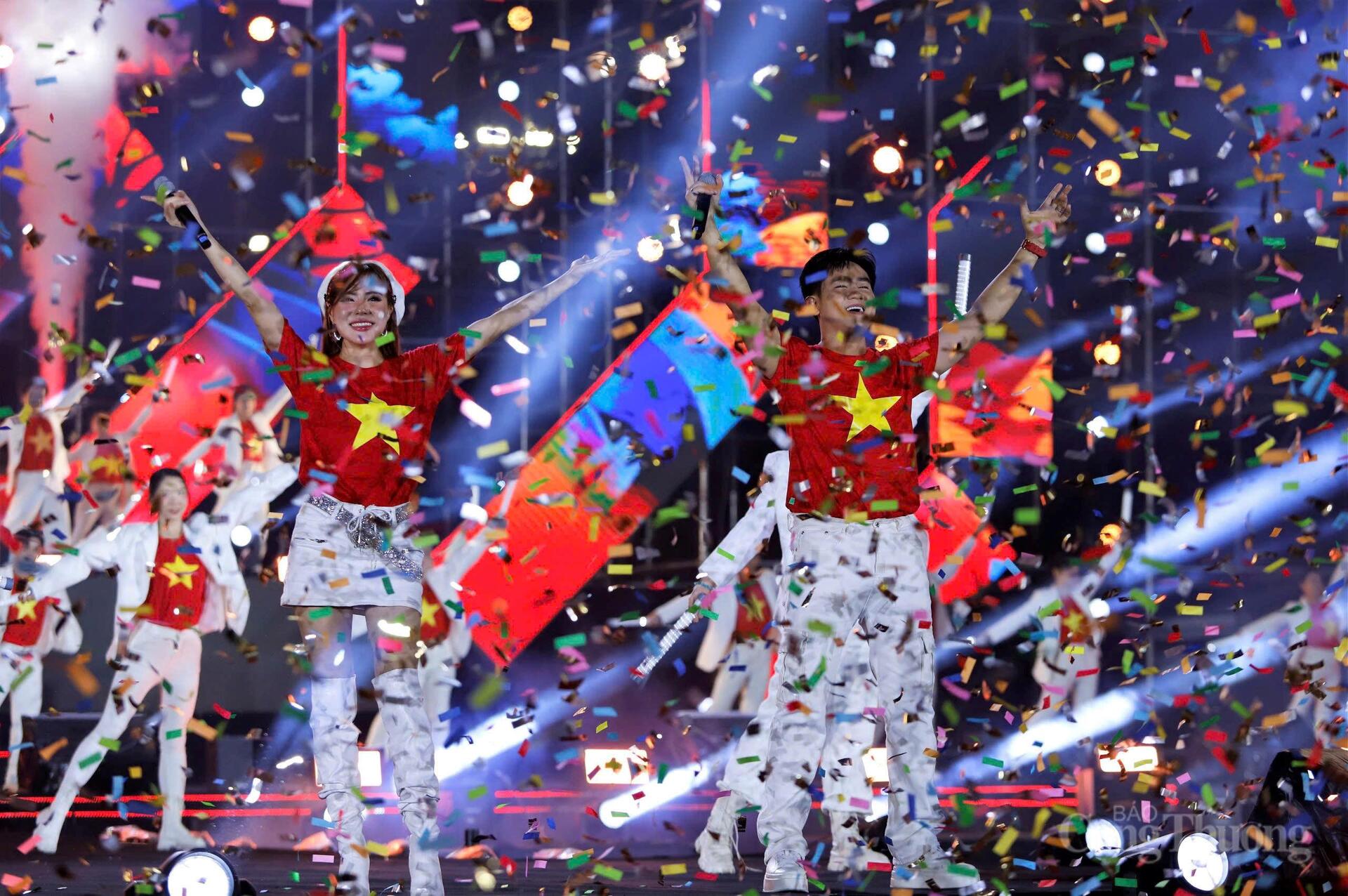 'Biển người' đổ về Gia Lai đón thời khắc sang năm mới - 4