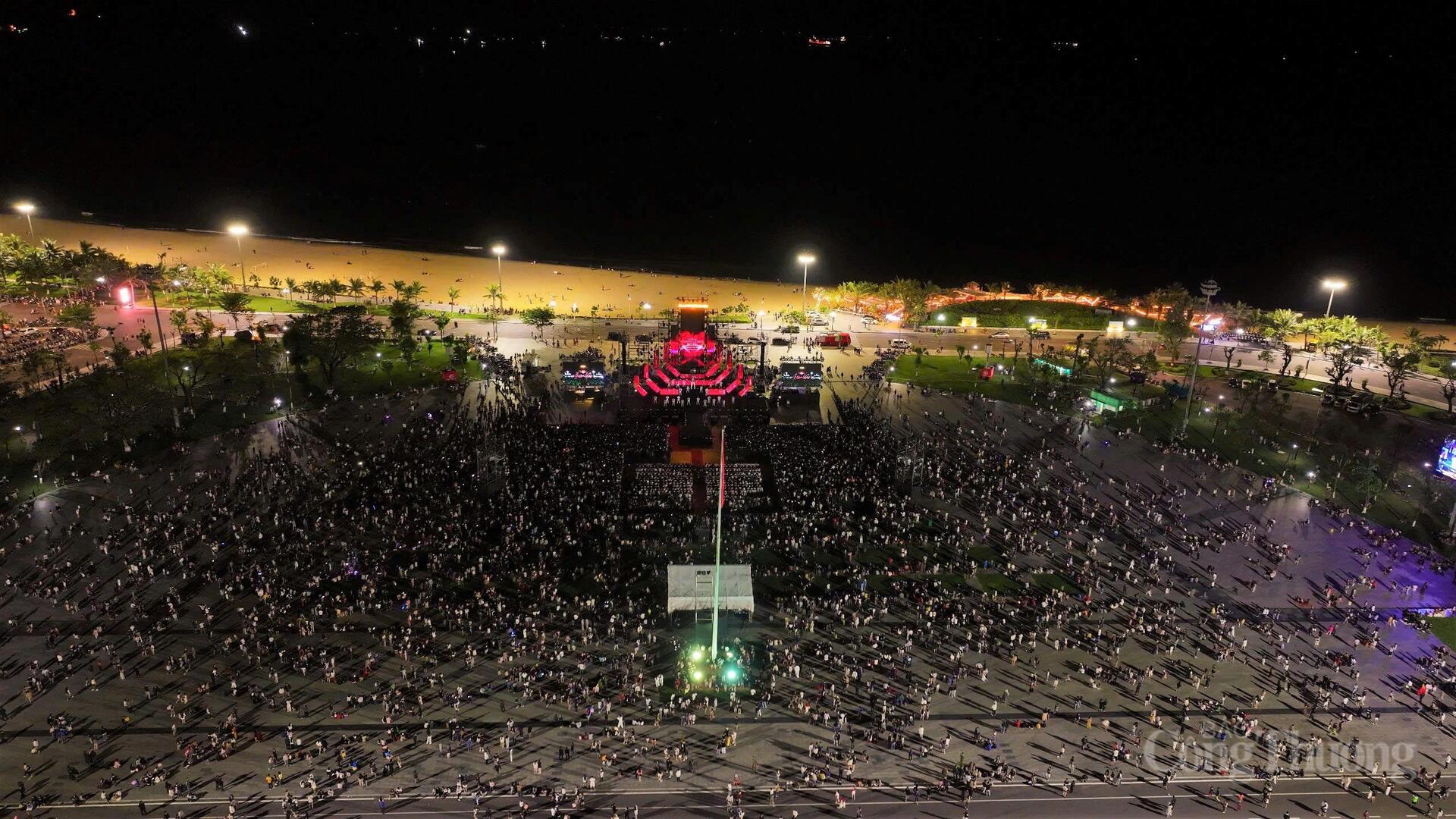 'Biển người' đổ về Gia Lai đón thời khắc sang năm mới - 2