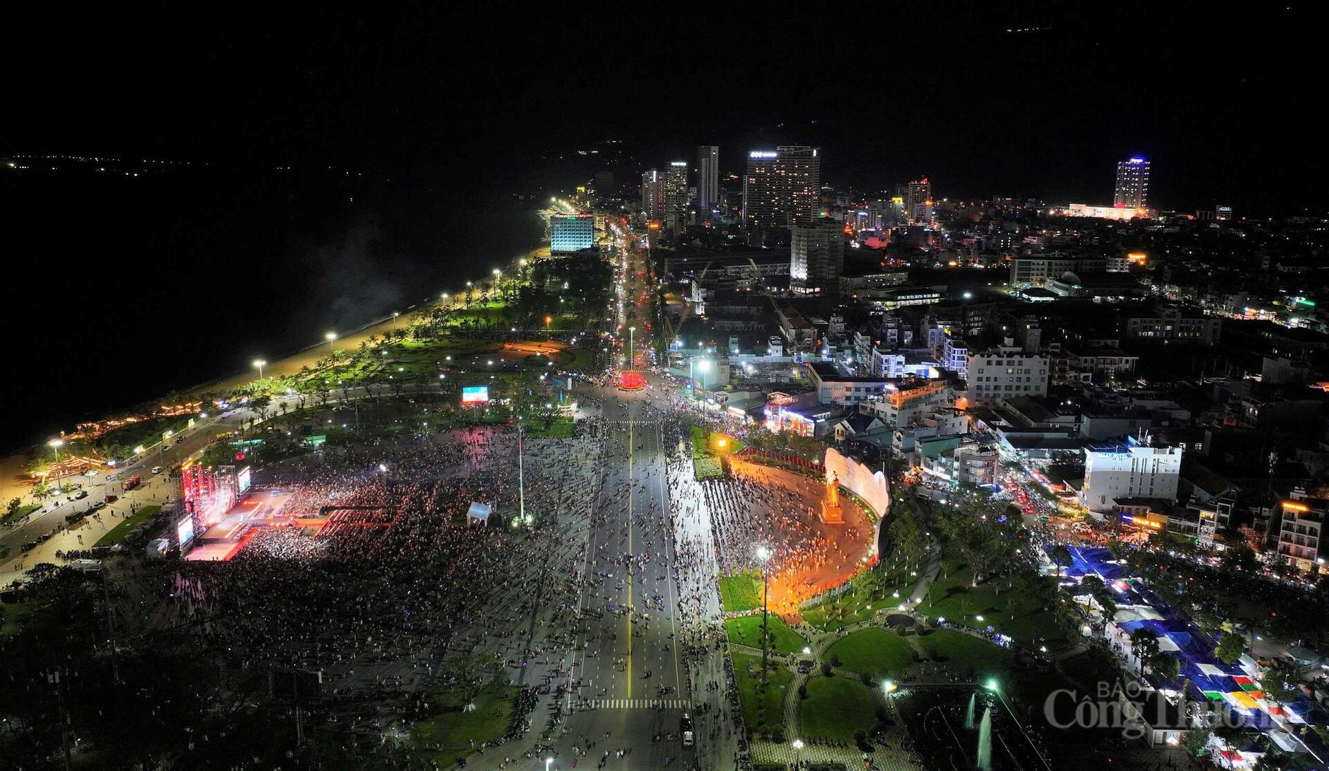 'Biển người' đổ về Gia Lai đón thời khắc sang năm mới - 1