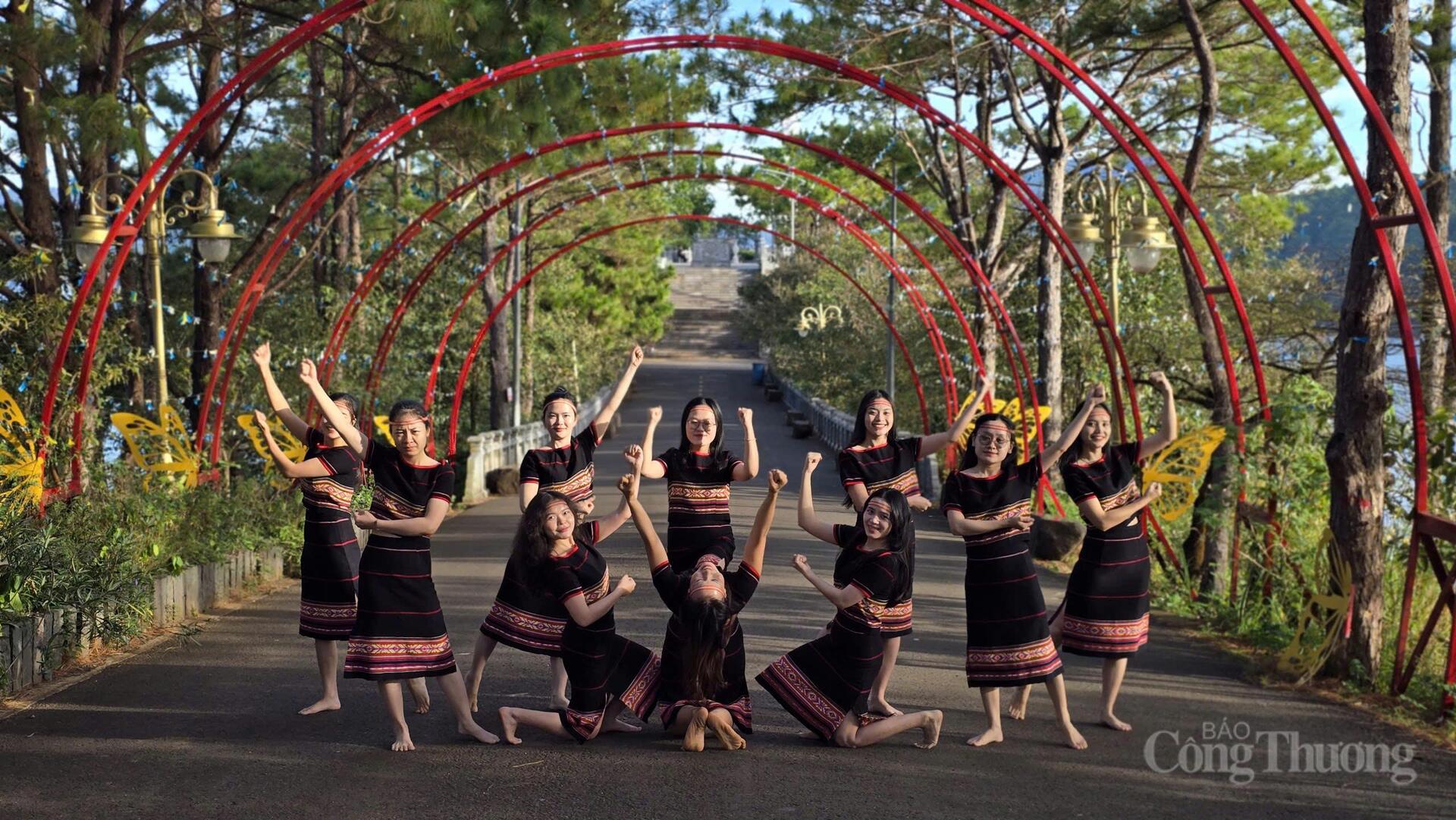 Người dân phố núi Pleiku nô nức 'check-in' ngày đầu năm - 2