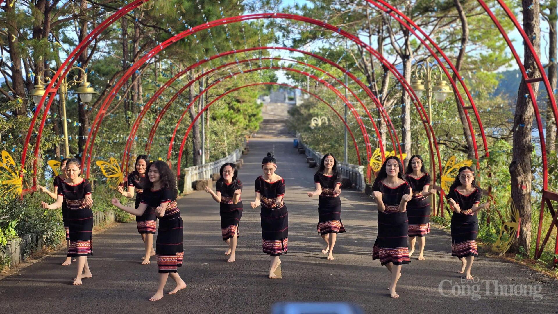 Người dân phố núi Pleiku nô nức 'check-in' ngày đầu năm - 3