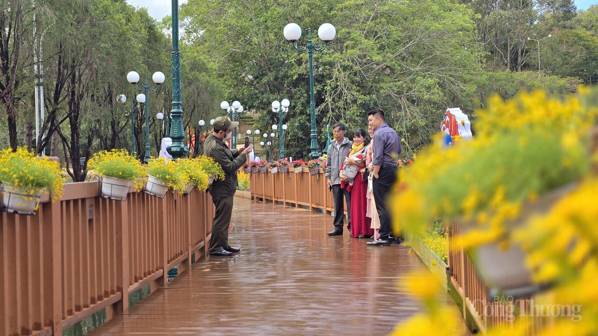 Người dân phố núi Pleiku nô nức 'check-in' ngày đầu năm - 4