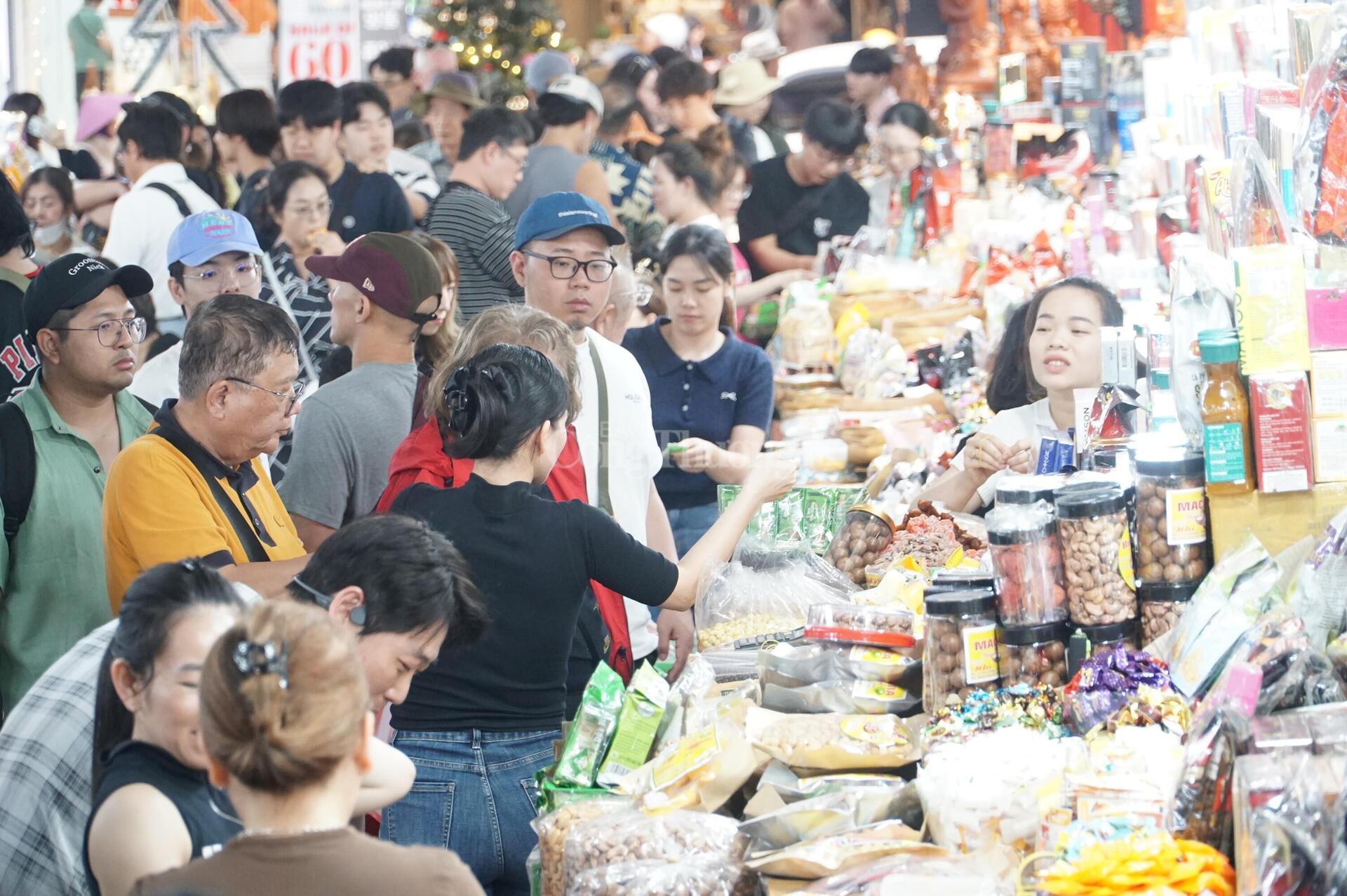 Du khách chen chân thưởng thức đặc sản Đà Nẵng tại chợ truyền thống - 1