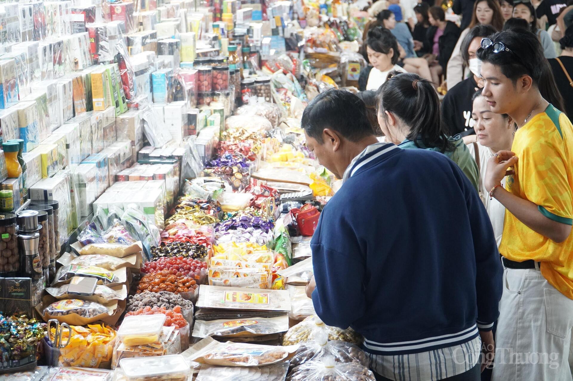 Du khách chen chân thưởng thức đặc sản Đà Nẵng tại chợ truyền thống - 3