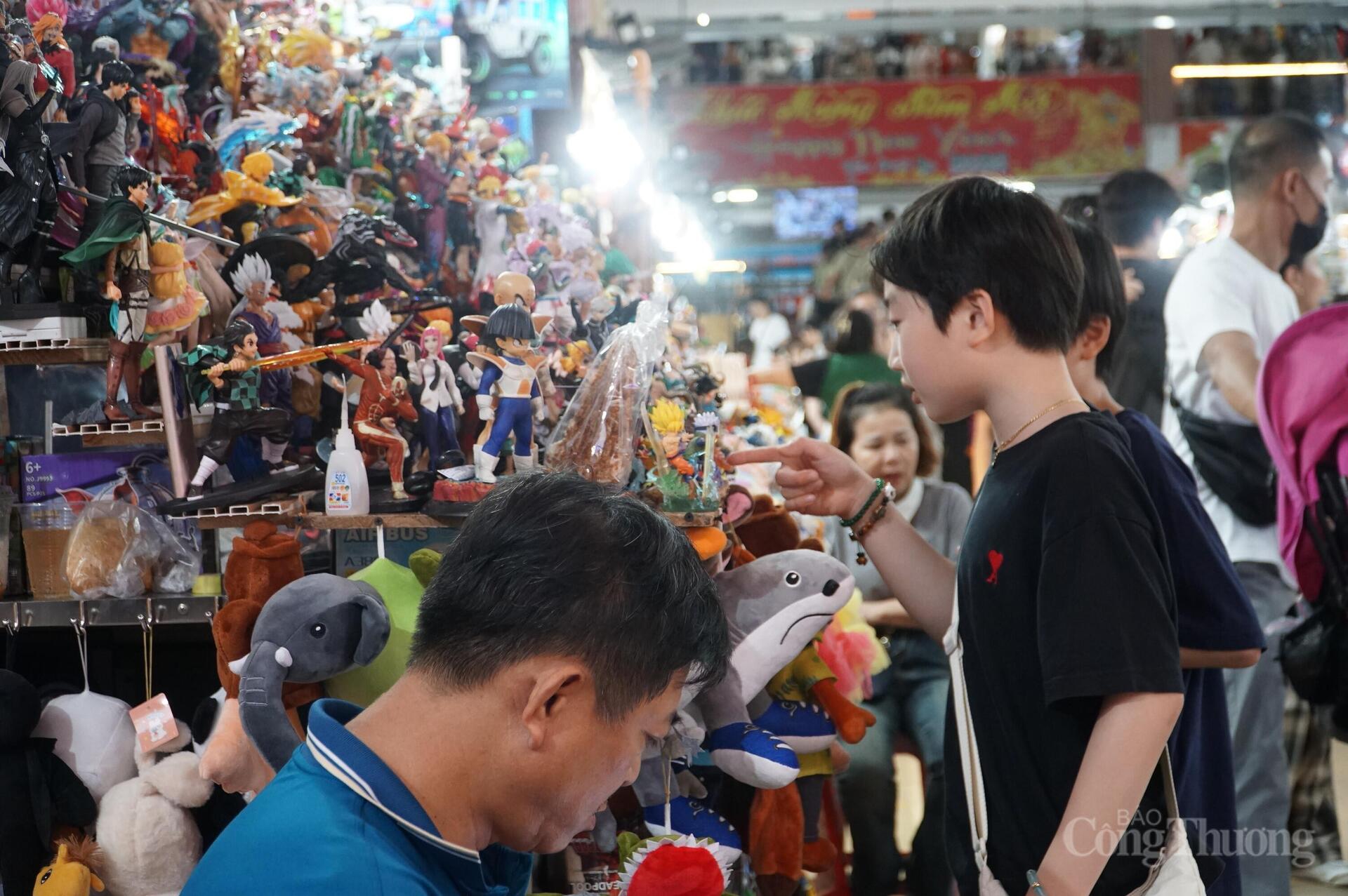 Du khách chen chân thưởng thức đặc sản Đà Nẵng tại chợ truyền thống - 4