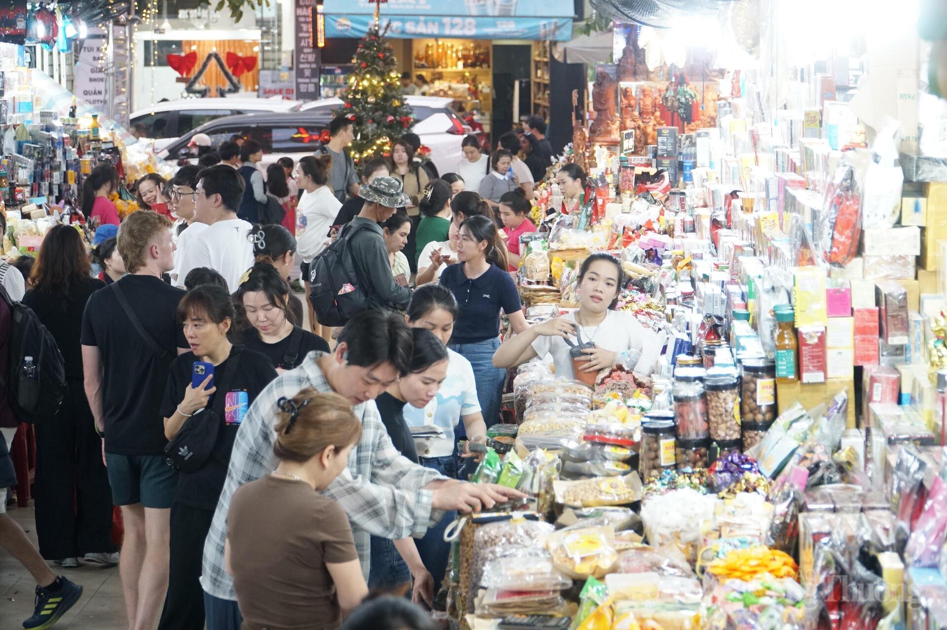 Du khách chen chân thưởng thức đặc sản Đà Nẵng tại chợ truyền thống - 5