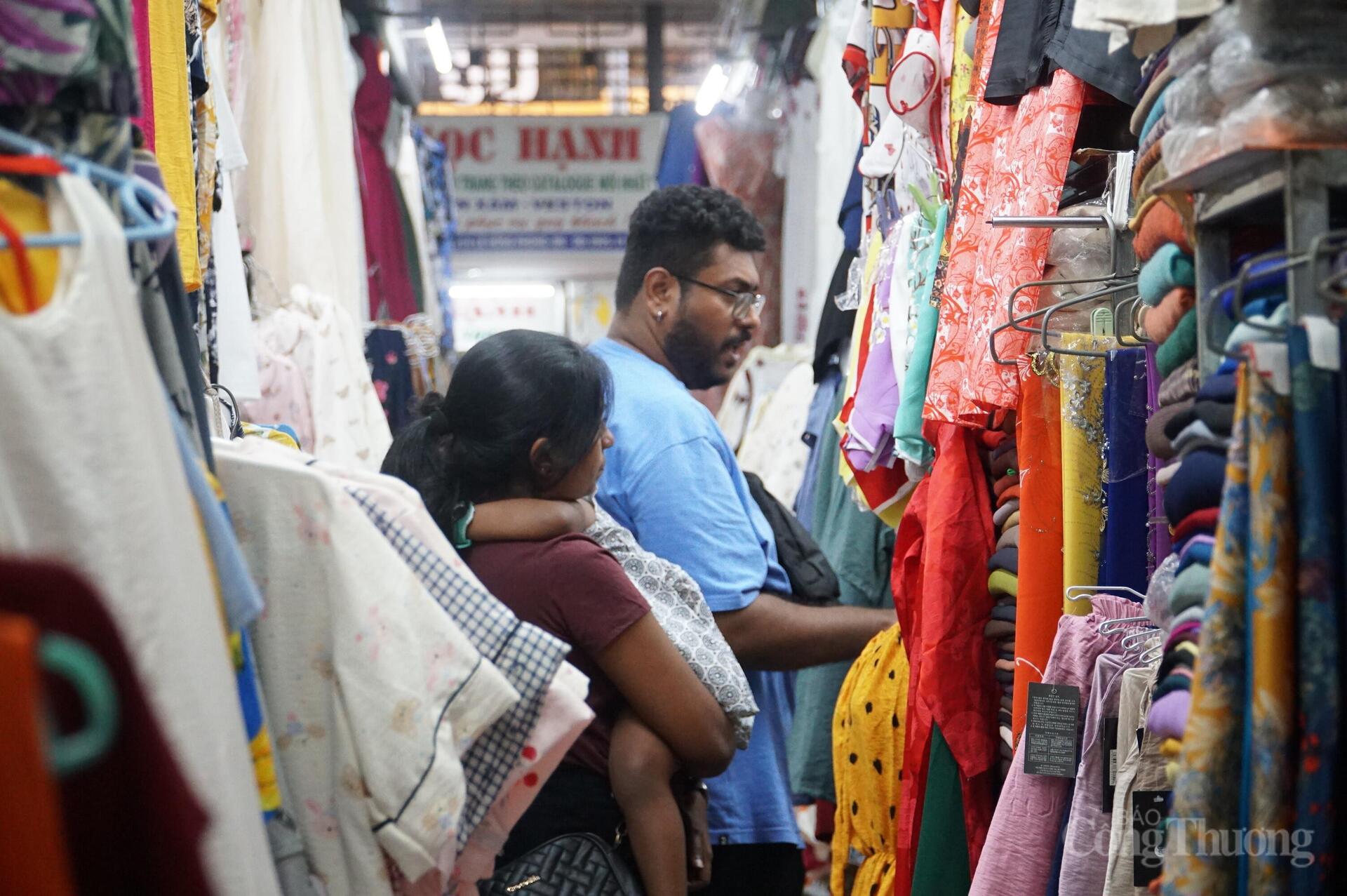 Du khách chen chân thưởng thức đặc sản Đà Nẵng tại chợ truyền thống - 9