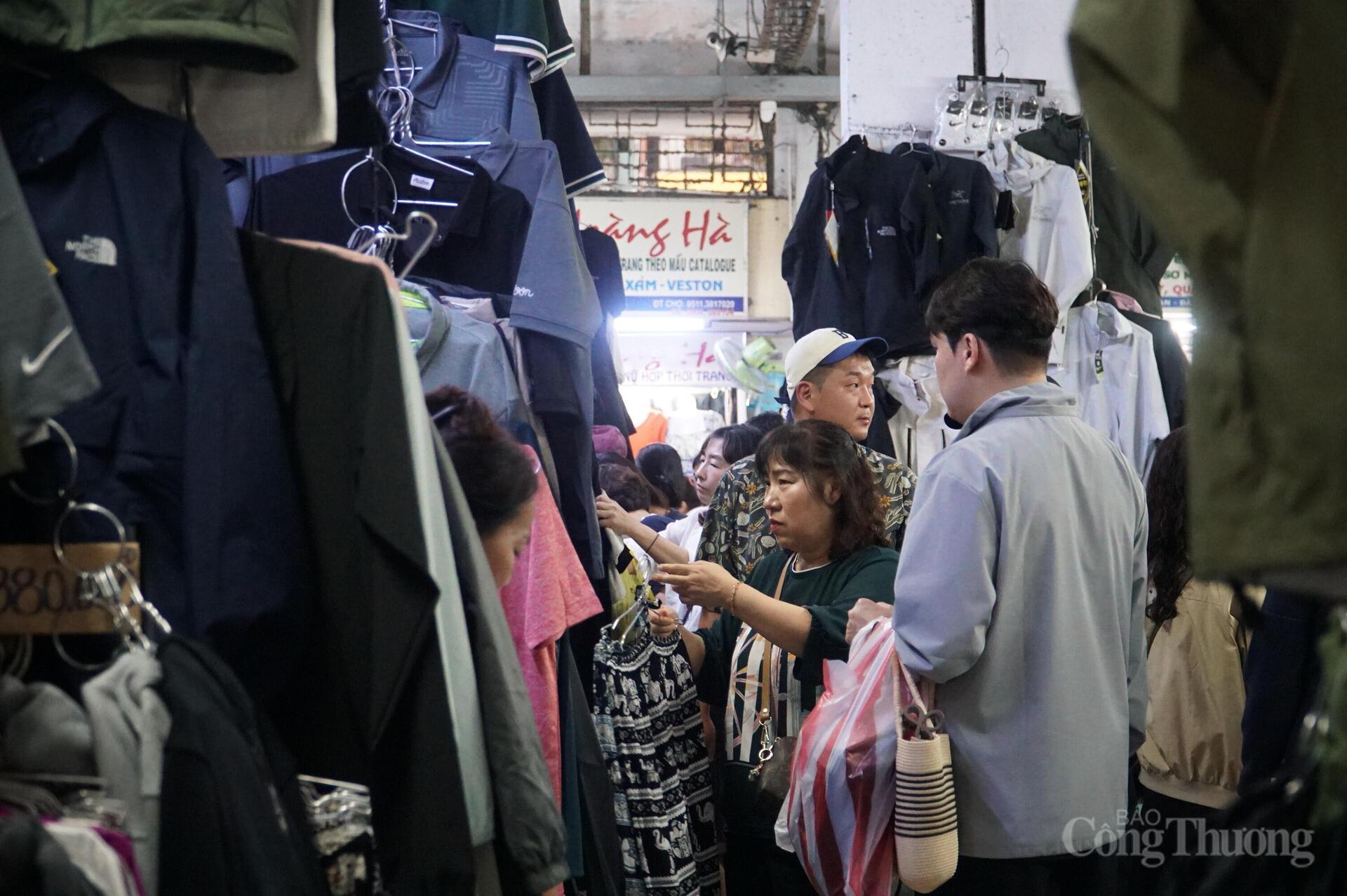 Du khách chen chân thưởng thức đặc sản Đà Nẵng tại chợ truyền thống - 8