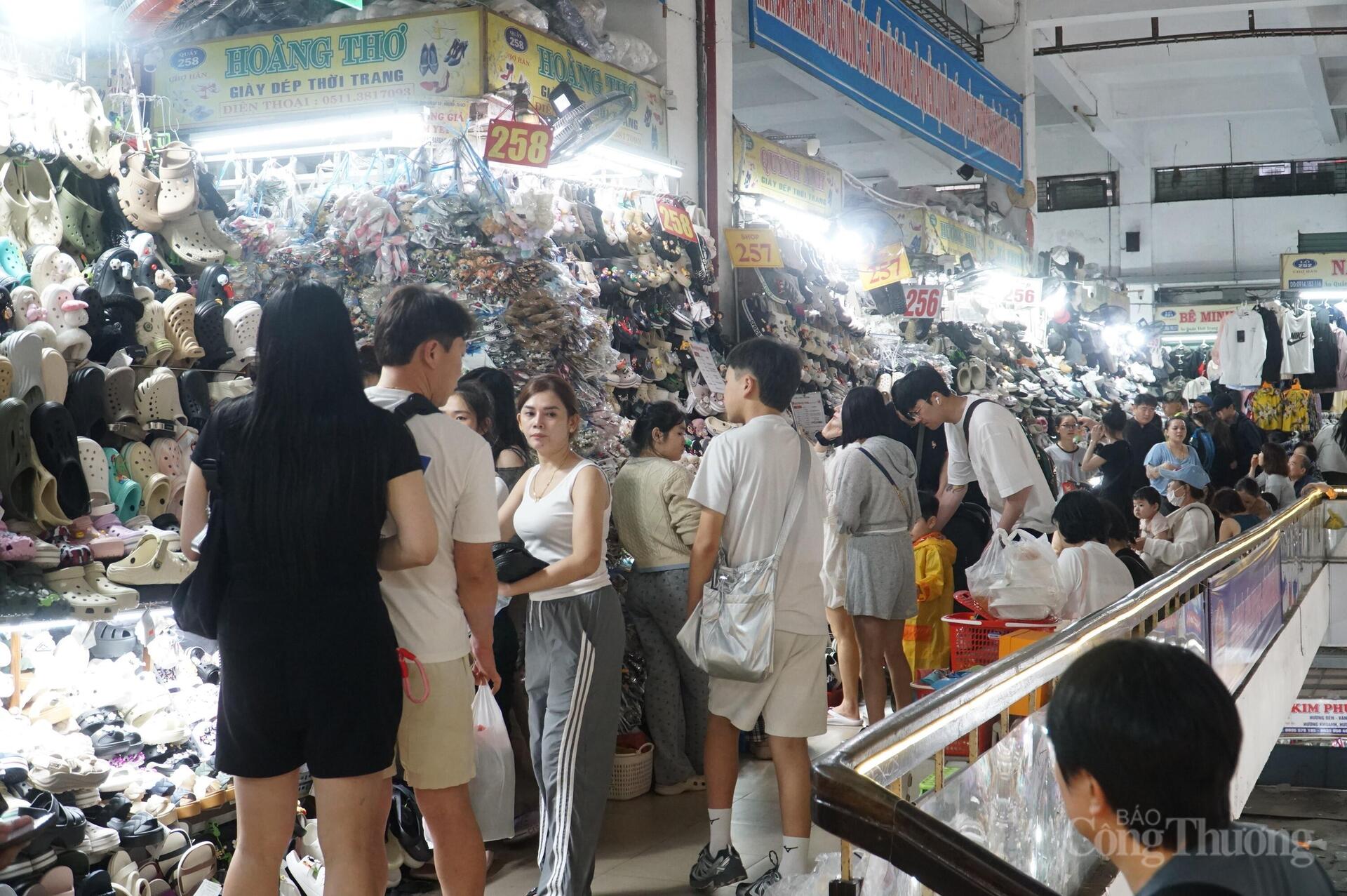 Du khách chen chân thưởng thức đặc sản Đà Nẵng tại chợ truyền thống - 2