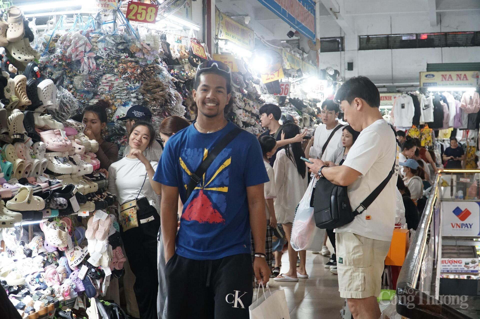 Du khách chen chân thưởng thức đặc sản Đà Nẵng tại chợ truyền thống - 11