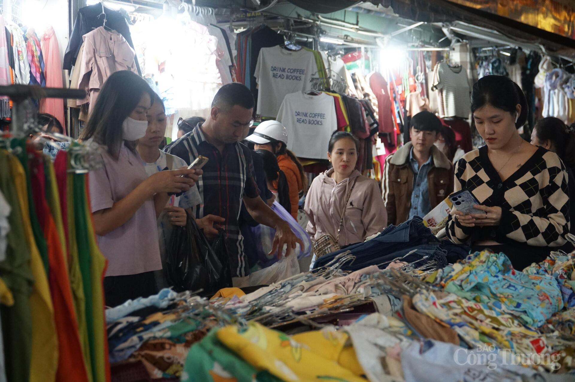 Du khách chen chân thưởng thức đặc sản Đà Nẵng tại chợ truyền thống - 16