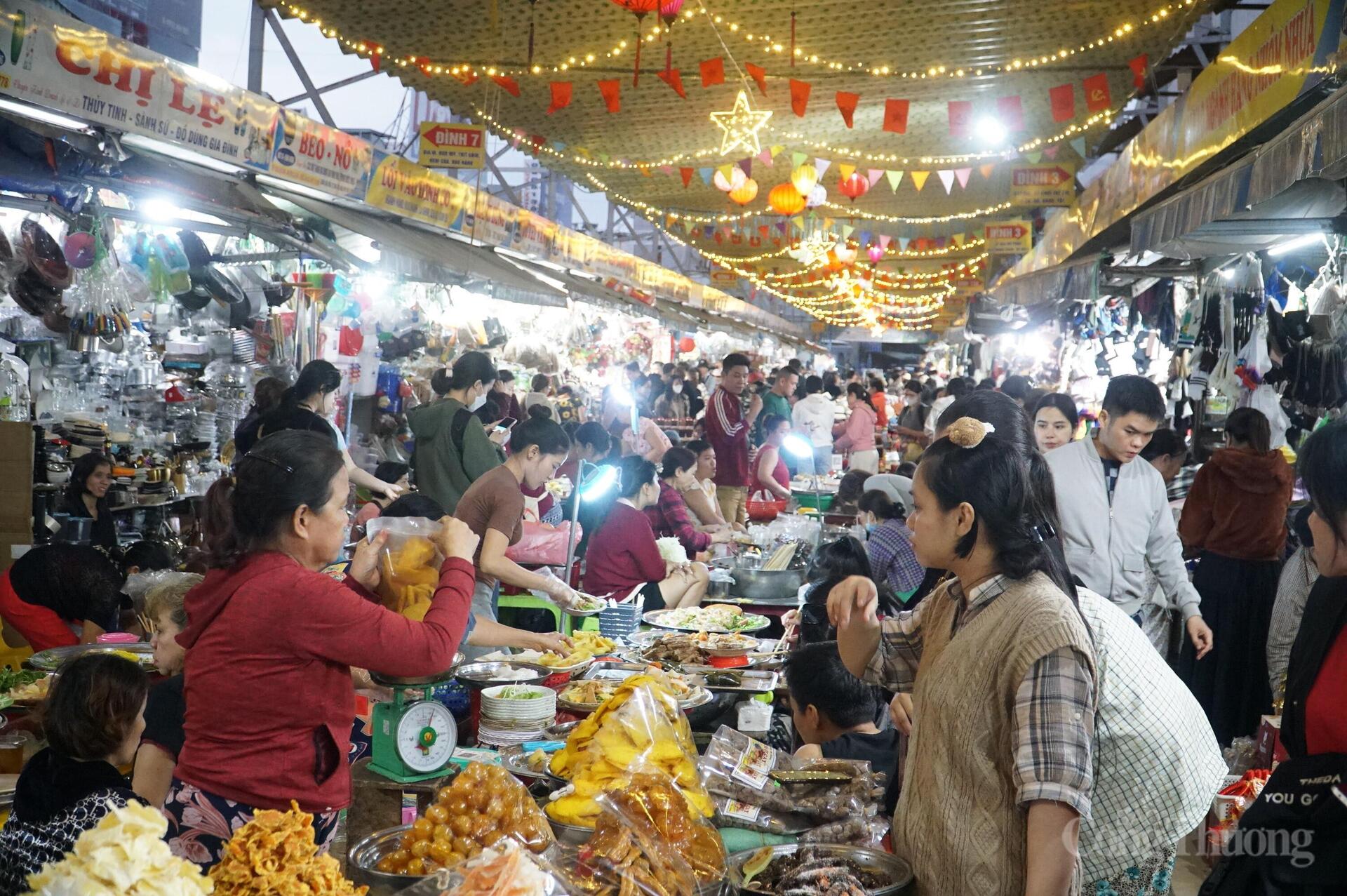 Du khách chen chân thưởng thức đặc sản Đà Nẵng tại chợ truyền thống - 12