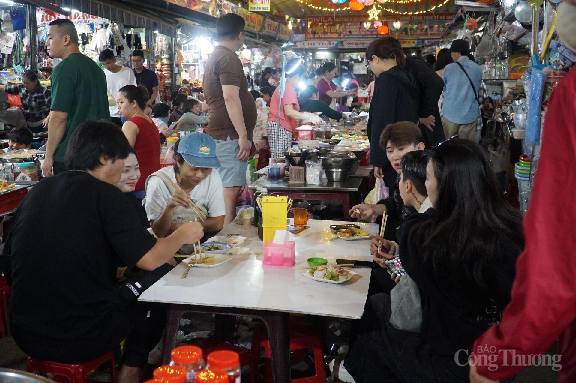 Du khách chen chân thưởng thức đặc sản Đà Nẵng tại chợ truyền thống - 15