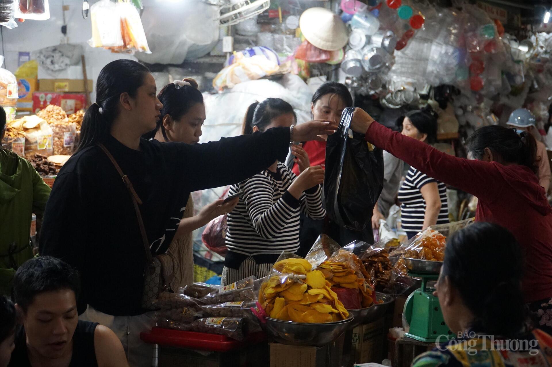Du khách chen chân thưởng thức đặc sản Đà Nẵng tại chợ truyền thống - 14