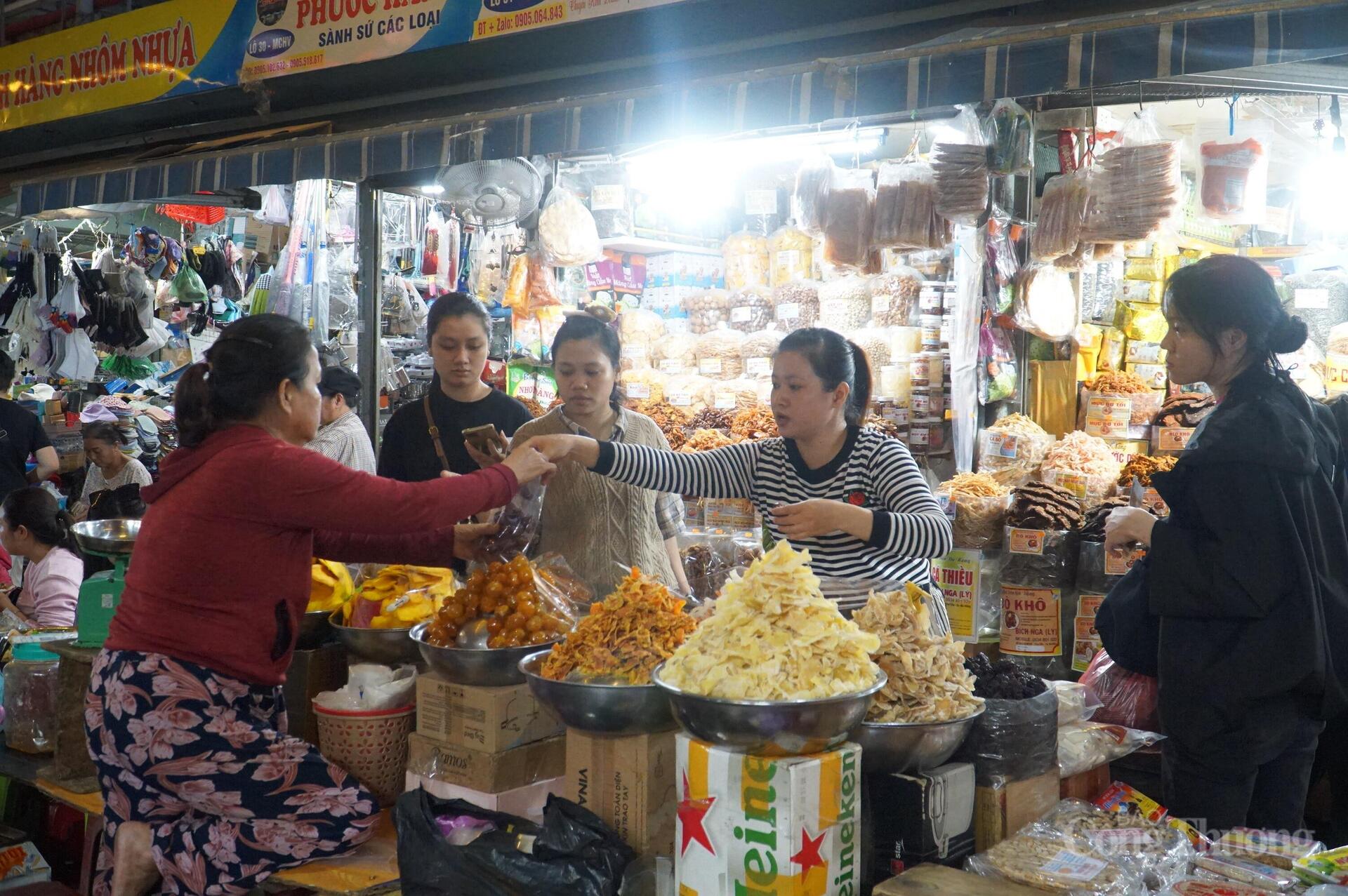 Du khách chen chân thưởng thức đặc sản Đà Nẵng tại chợ truyền thống - 13