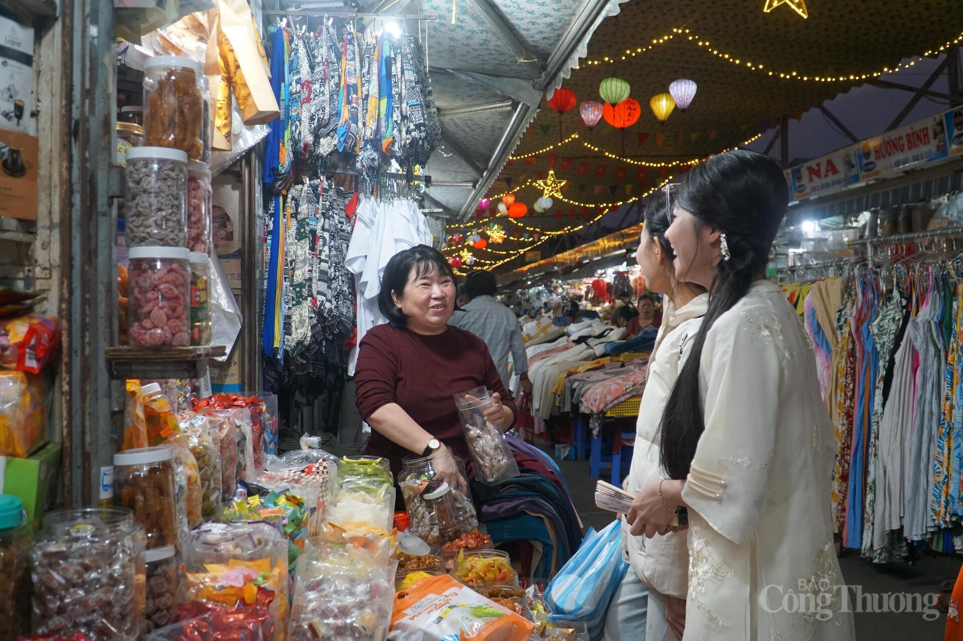 Du khách chen chân thưởng thức đặc sản Đà Nẵng tại chợ truyền thống - 18