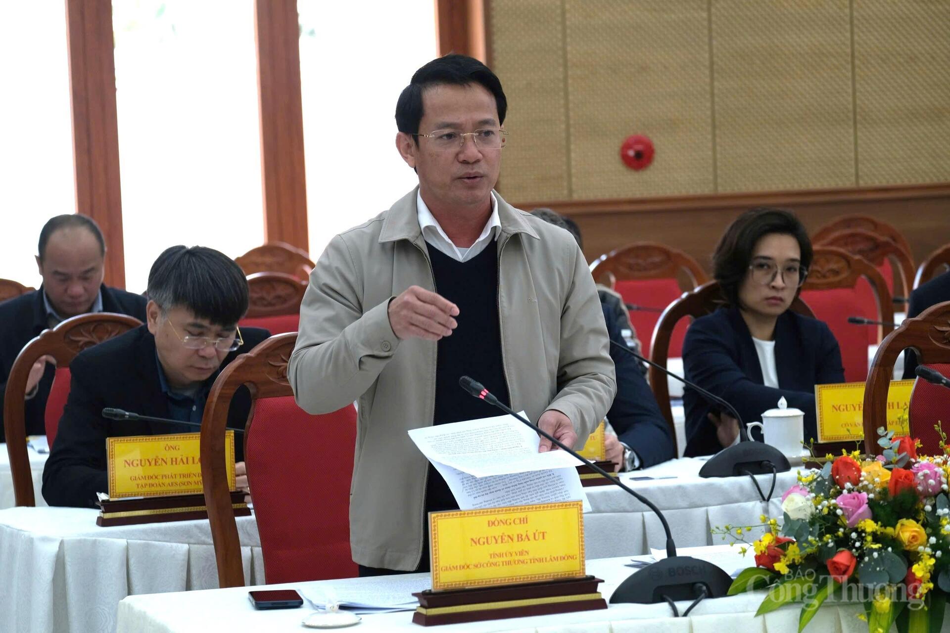 Ông Nguyễn Bá Út - Giám đốc Sở Công Thương tỉnh Lâm Đồng báo cáo về tình hình triển khai thực hiện các dự án trước đoàn công tác. Ảnh: Lê Sơn