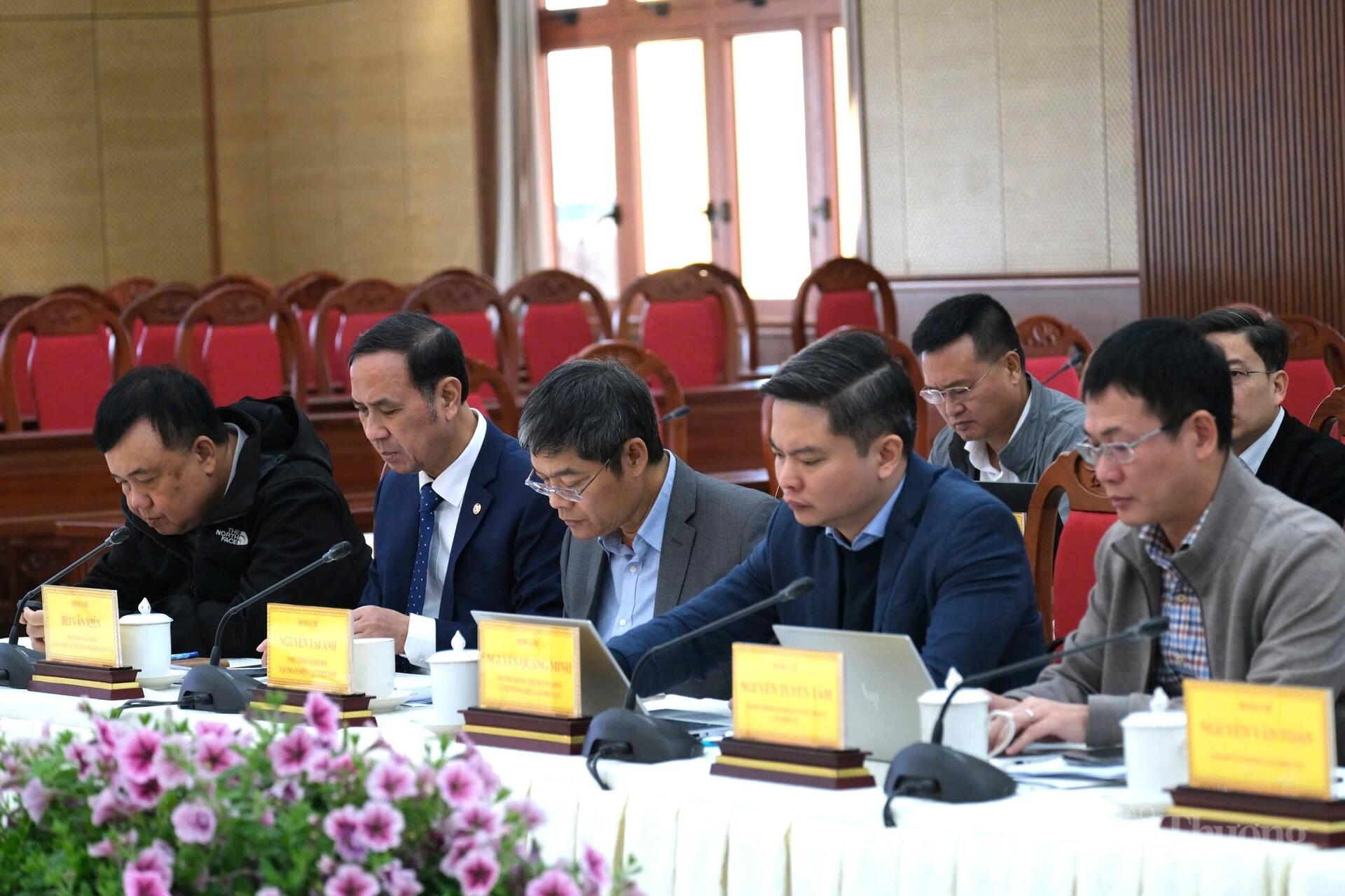 Đại diện lãnh đạo các cục, vụ thuộc Bộ Công Thương tại buổi làm việc. Ảnh: Lê Sơn