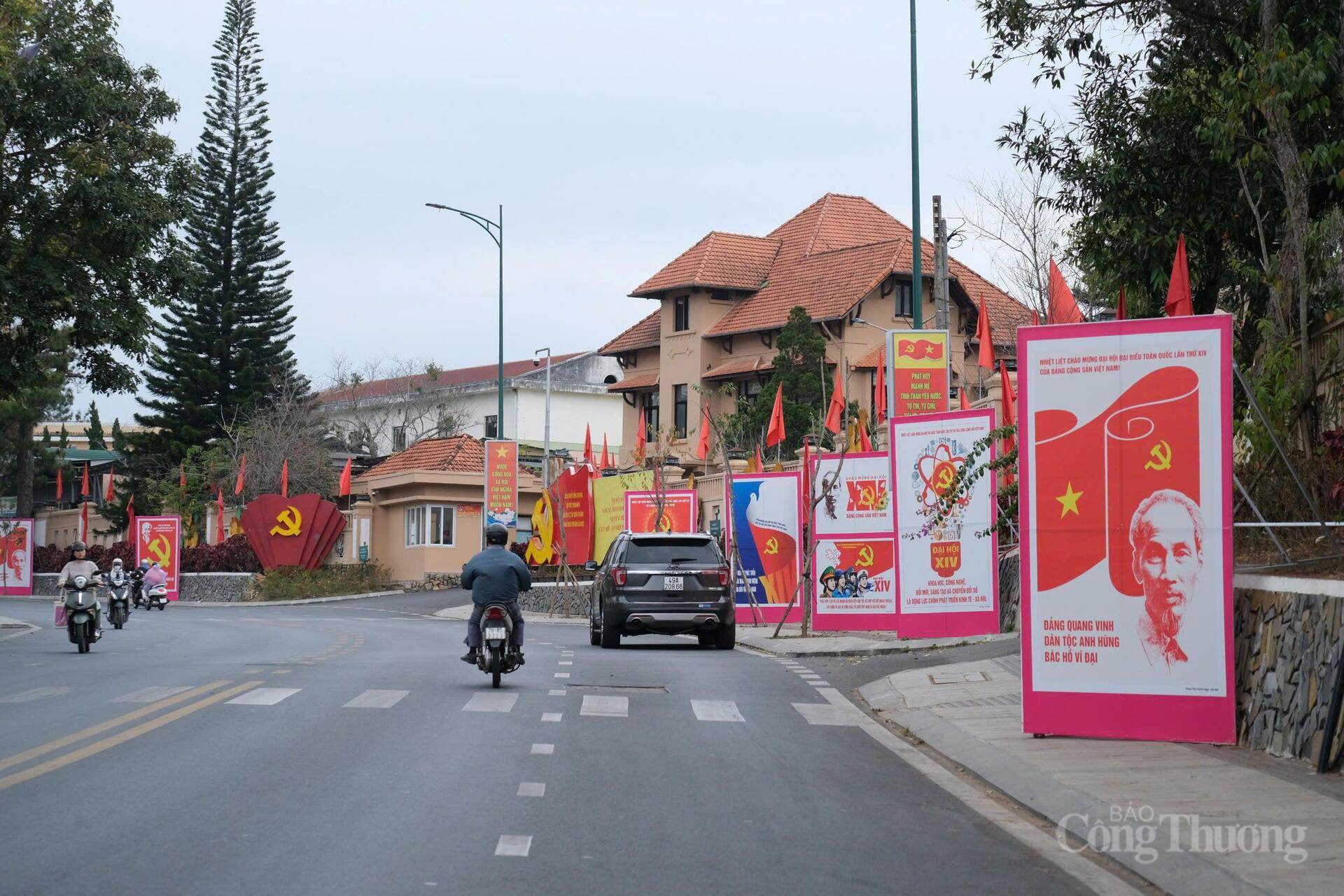 Pano, biển hiệu chào mừng  Đại hội XIV của Đảng trên đường phố Đà Lạt, Lâm Đồng.