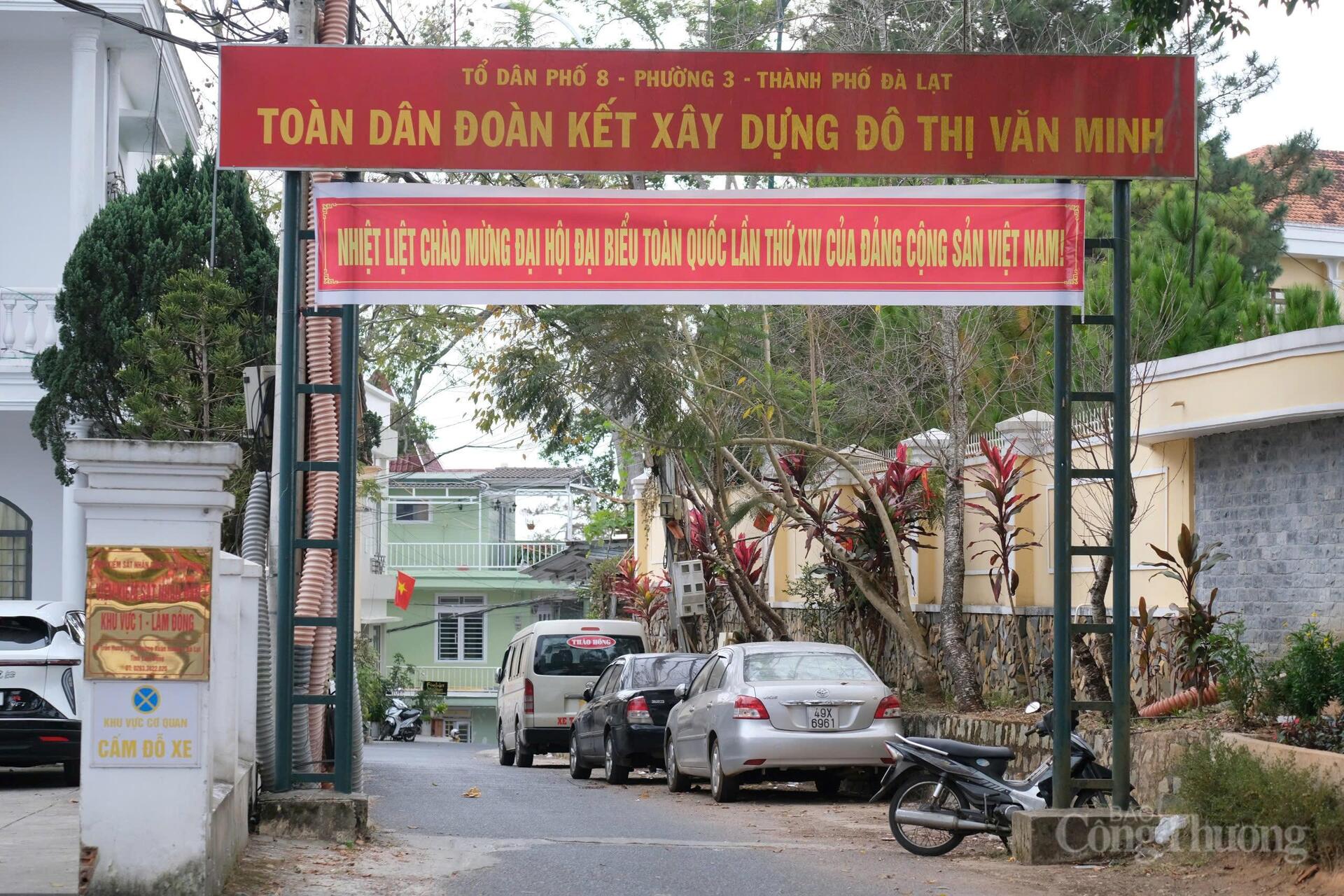 Một con ngõ trang hoàng trước thềm Đại hội XIV của Đảng. Đại hội lần này được kỳ vọng tạo ra những bước phát triển đột phá cho đất nước. Ảnh: Lê Sơn