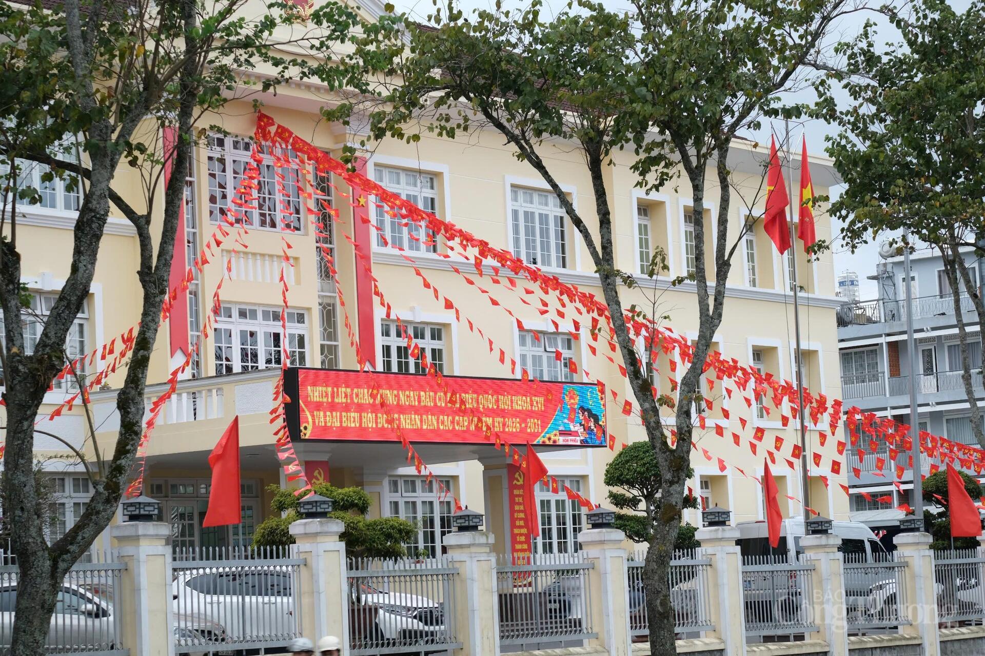 Không khí vui tươi hướng tới Đại hội XIV của Đảng. Ảnh: Lê Sơn