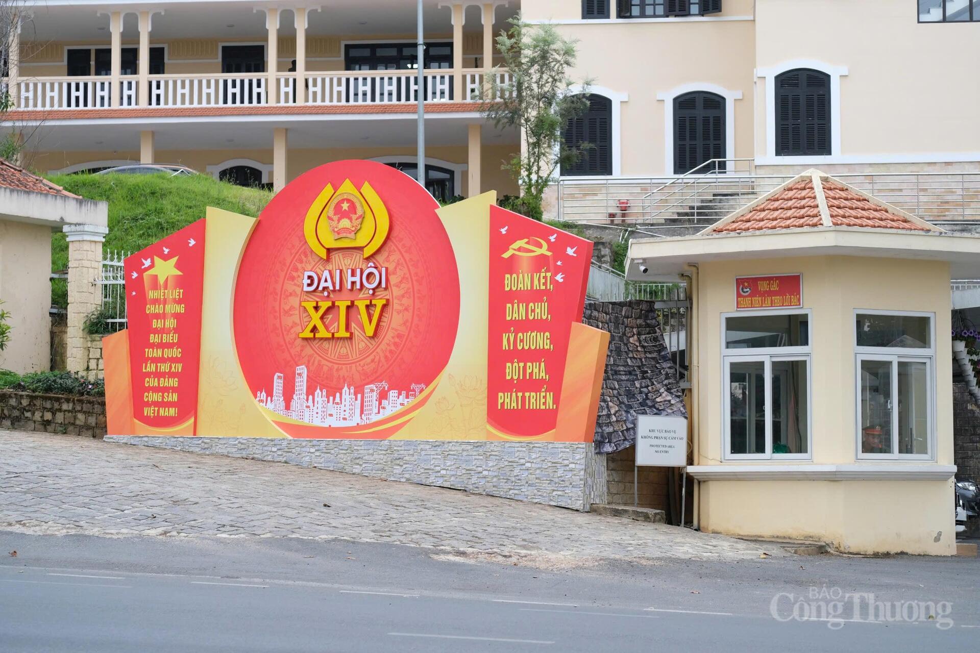 Không khí chào mừng Đại hội XIV của Đảng lan tỏa sâu rộng trên nhiều tuyến phố, trụ sở cơ quan. Ảnh: Lê Sơn