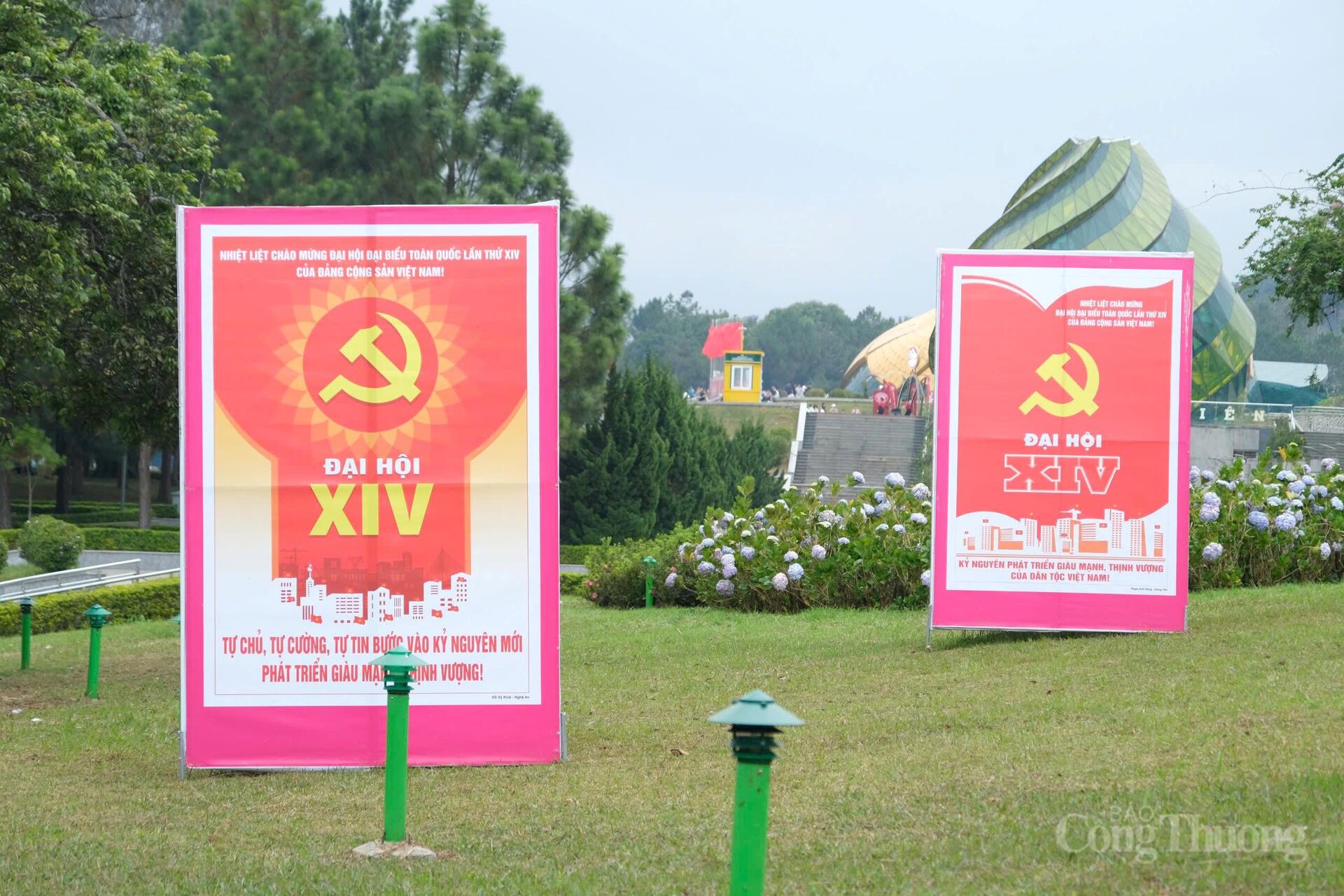 Pa-nô, băng rôn, khẩu hiệu được bố trí tại các khu vực Quảng trường Lâm Viên - Đà Lạt. Ảnh: Lê Sơn