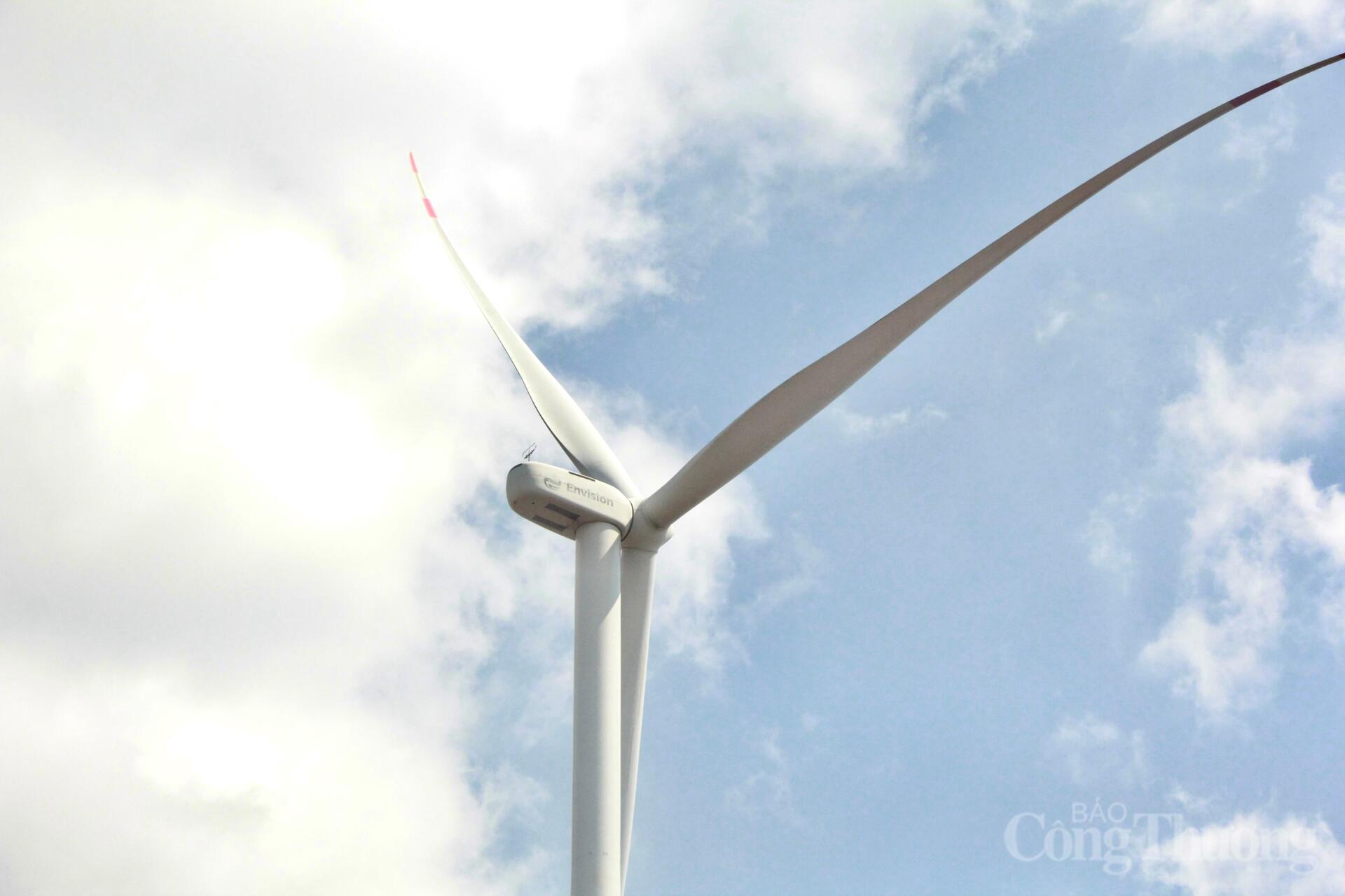 Ngắm cánh đồng điện gió đẹp mê mẩn mùa lá rụng ở Gia Lai - 10