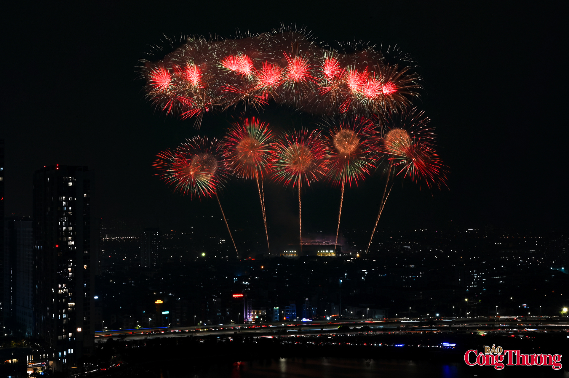Mãn nhãn màn pháo hoa chào mừng thành công Đại hội XIV của Đảng - 16