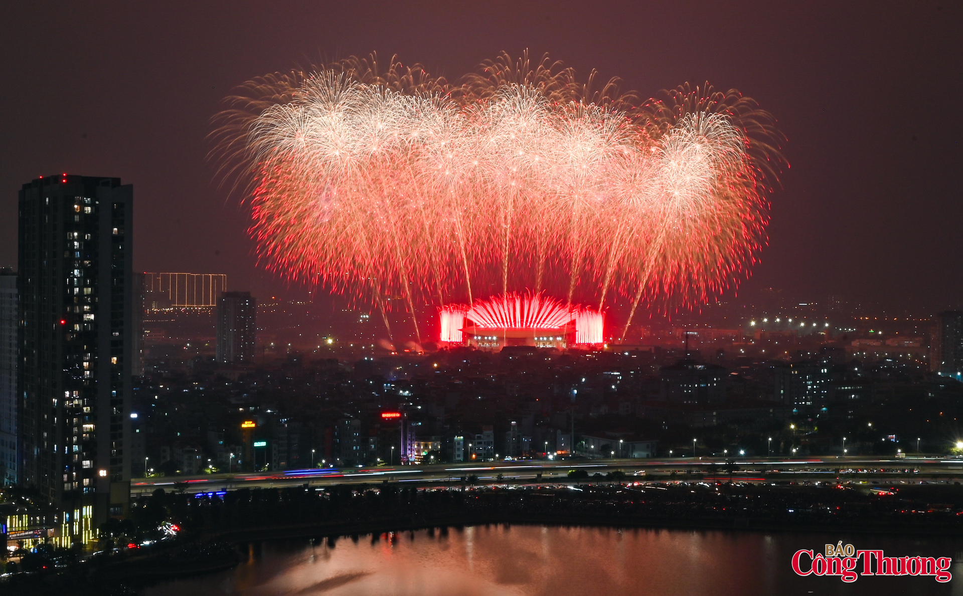 Mãn nhãn màn pháo hoa chào mừng thành công Đại hội XIV của Đảng - 1