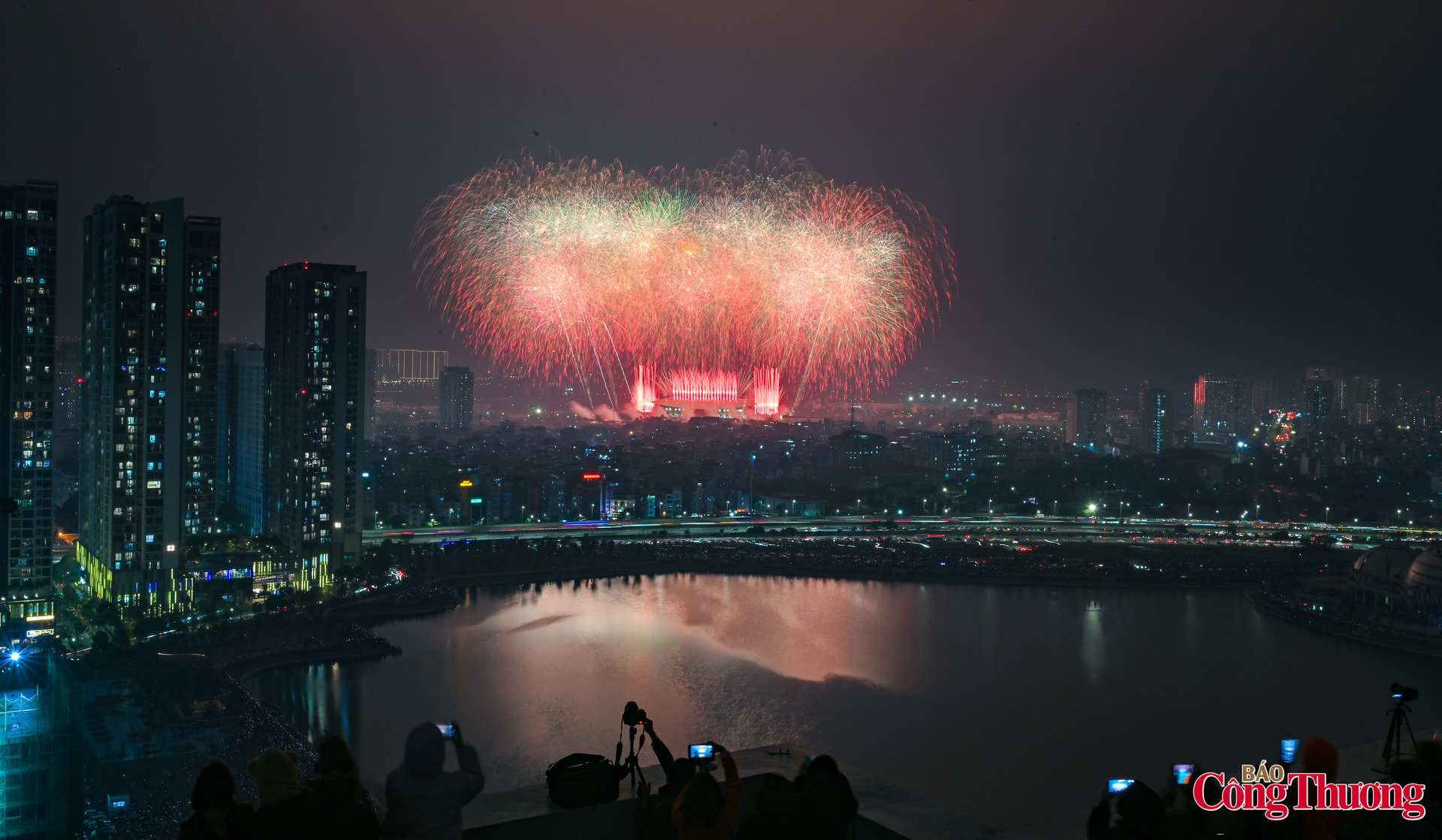 Mãn nhãn màn pháo hoa chào mừng thành công Đại hội XIV của Đảng - 5