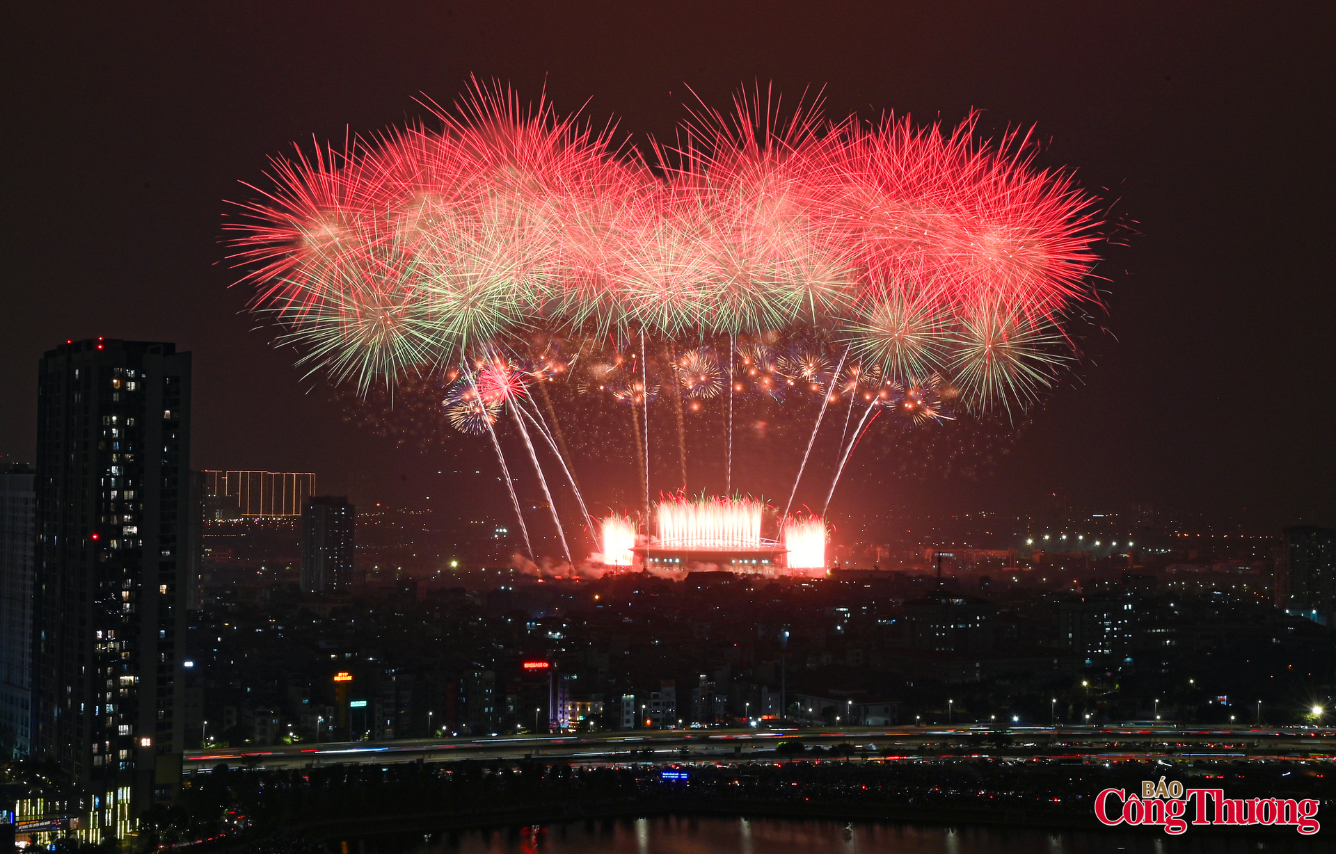 Mãn nhãn màn pháo hoa chào mừng thành công Đại hội XIV của Đảng - 20