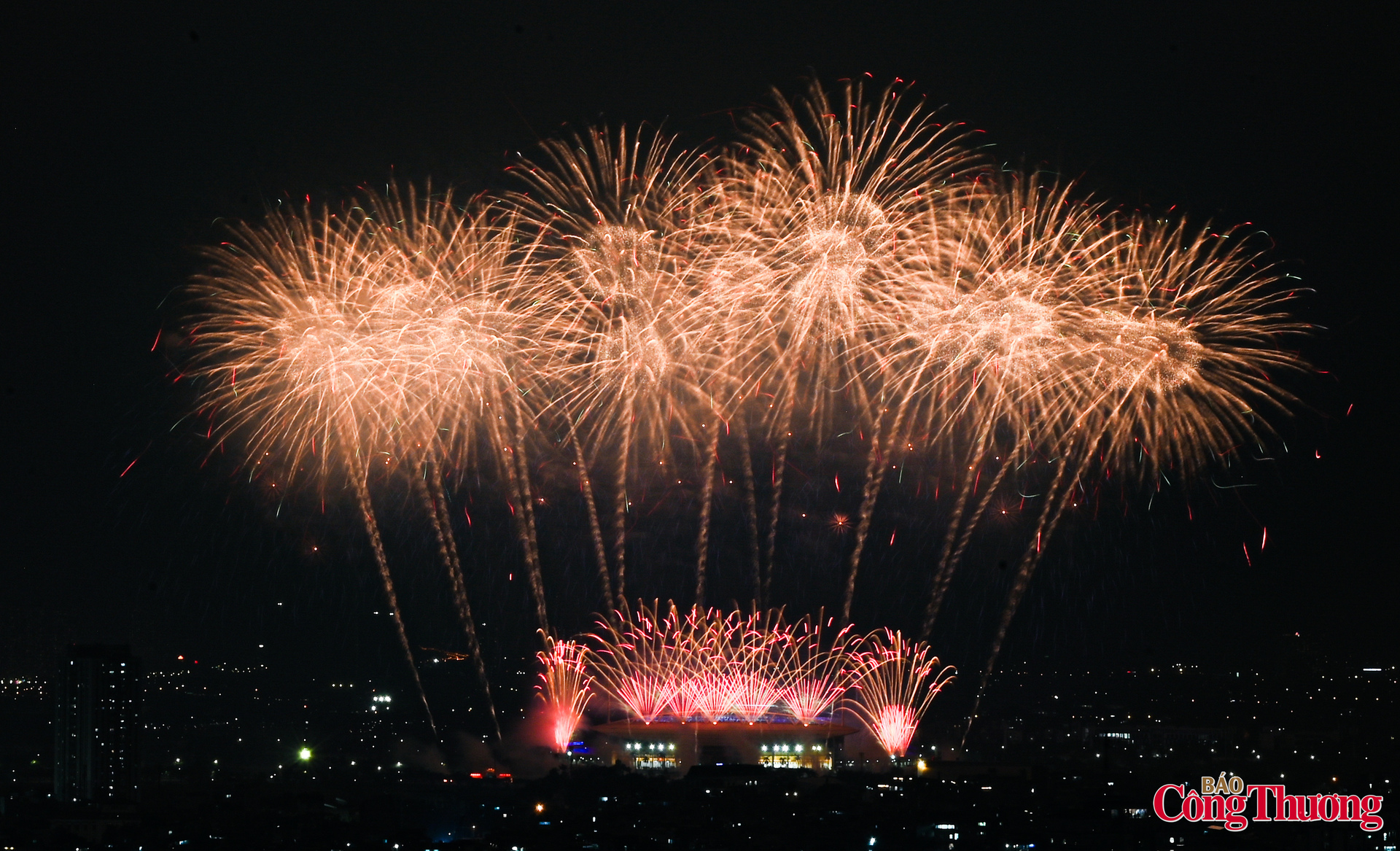 Mãn nhãn màn pháo hoa chào mừng thành công Đại hội XIV của Đảng - 7