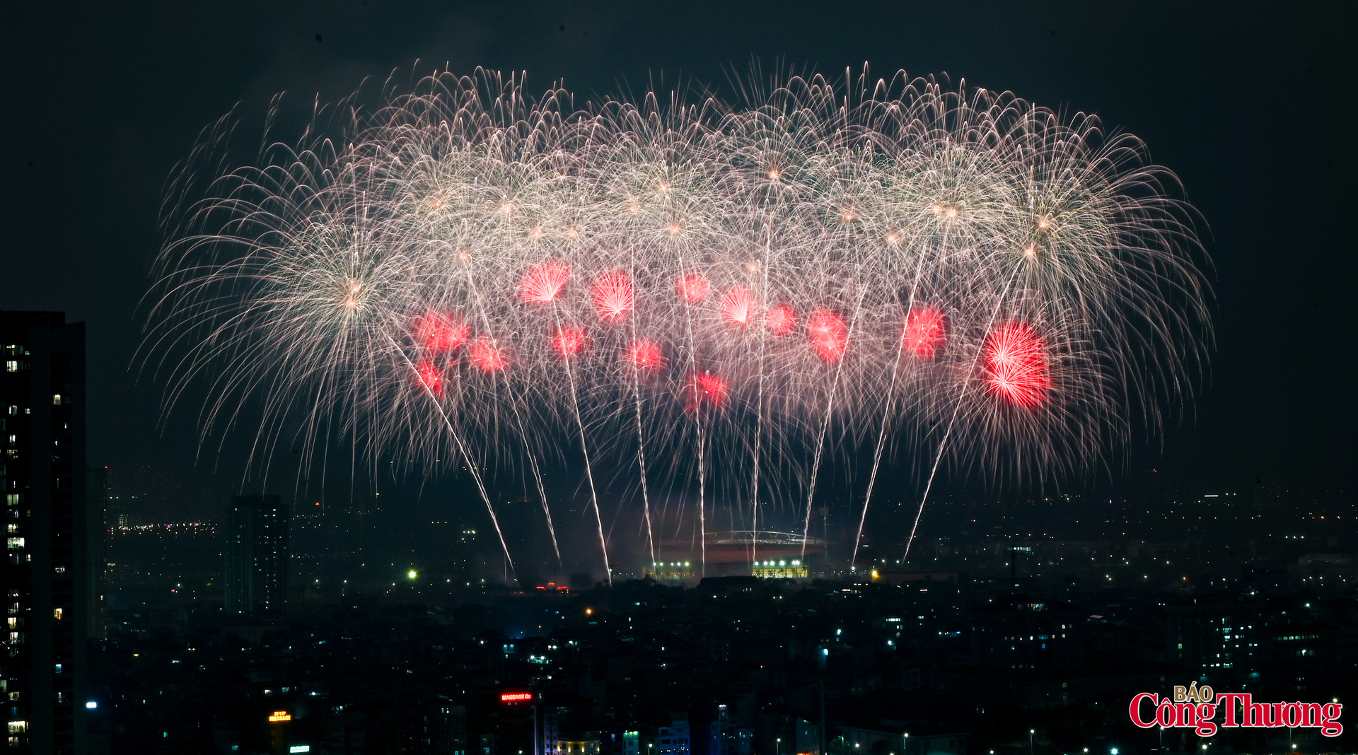 Mãn nhãn màn pháo hoa chào mừng thành công Đại hội XIV của Đảng - 23
