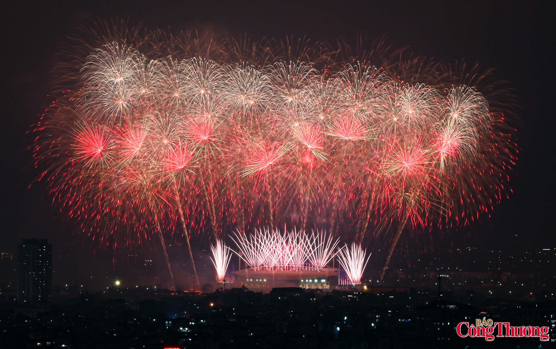 Mãn nhãn màn pháo hoa chào mừng thành công Đại hội XIV của Đảng - 24