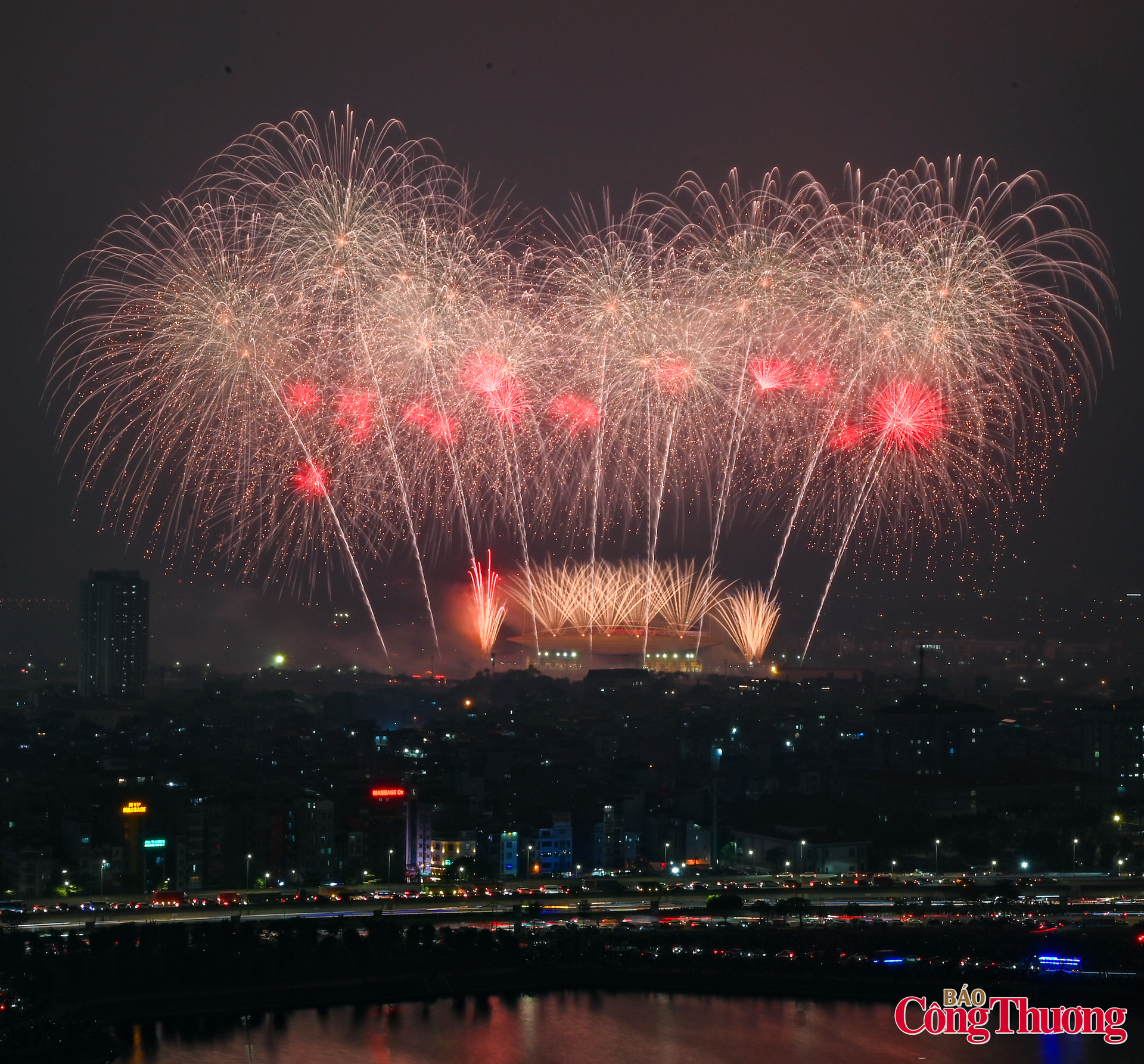 Mãn nhãn màn pháo hoa chào mừng thành công Đại hội XIV của Đảng - 26