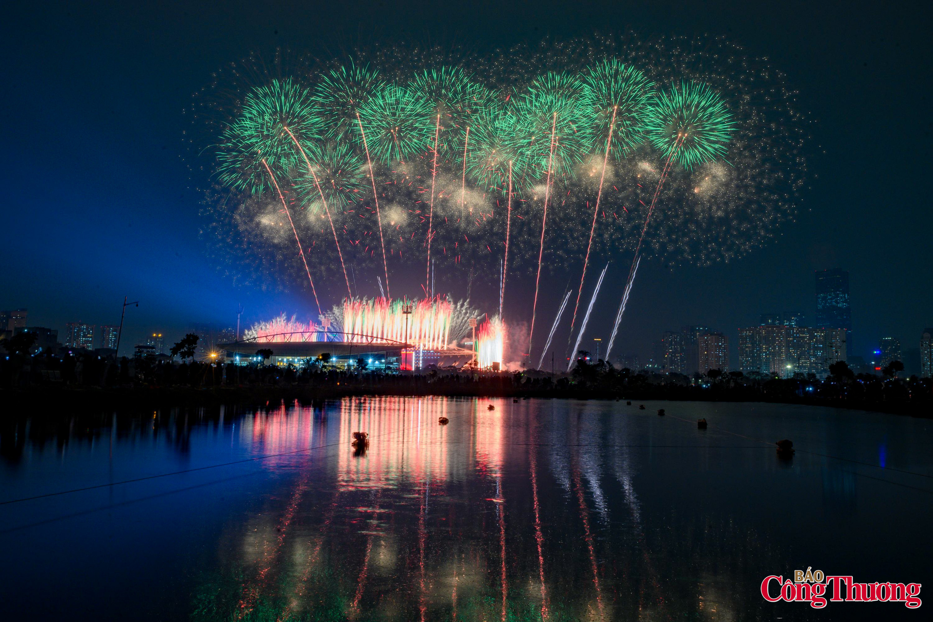 Mãn nhãn màn pháo hoa chào mừng thành công Đại hội XIV của Đảng - 12