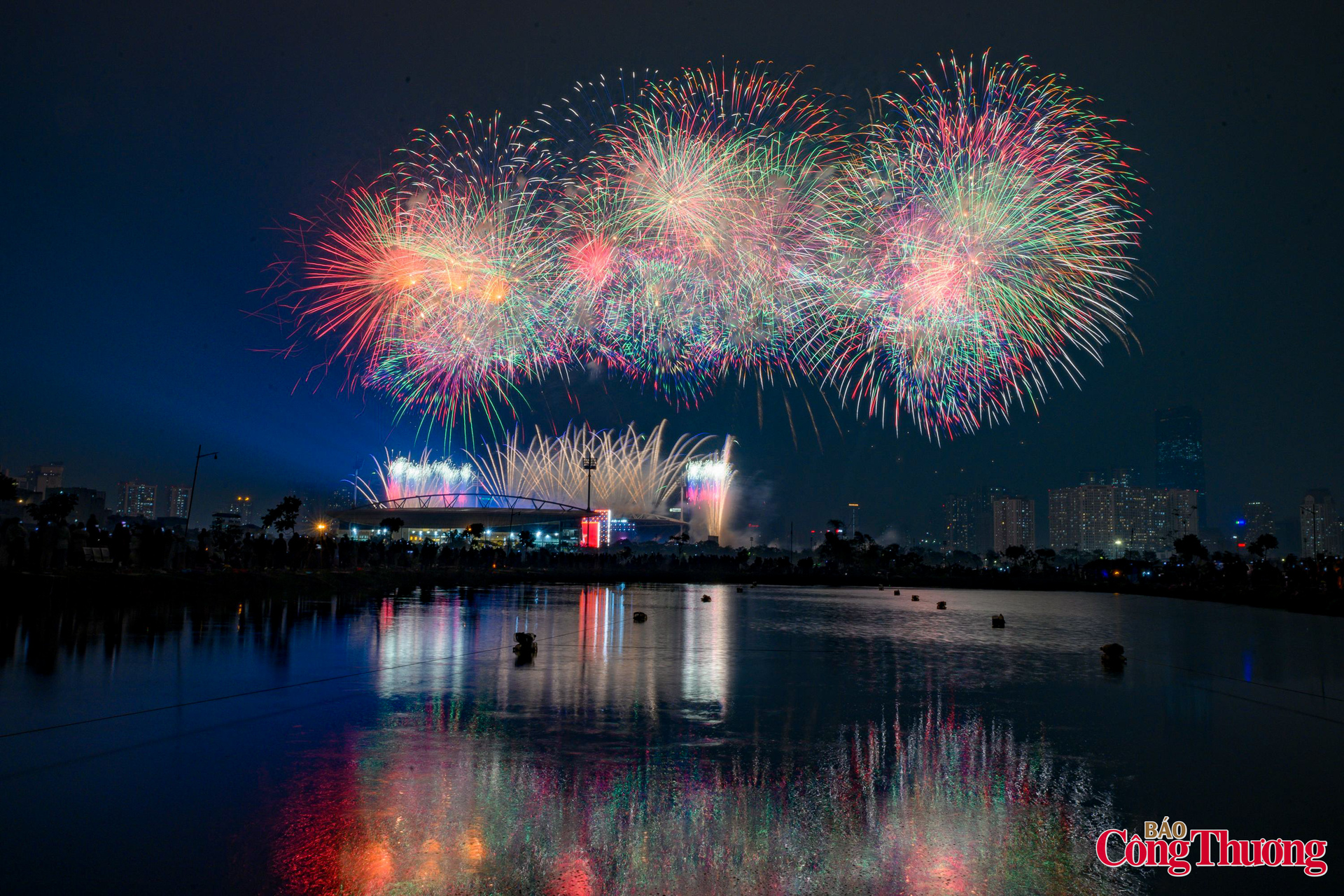 Mãn nhãn màn pháo hoa chào mừng thành công Đại hội XIV của Đảng - 13