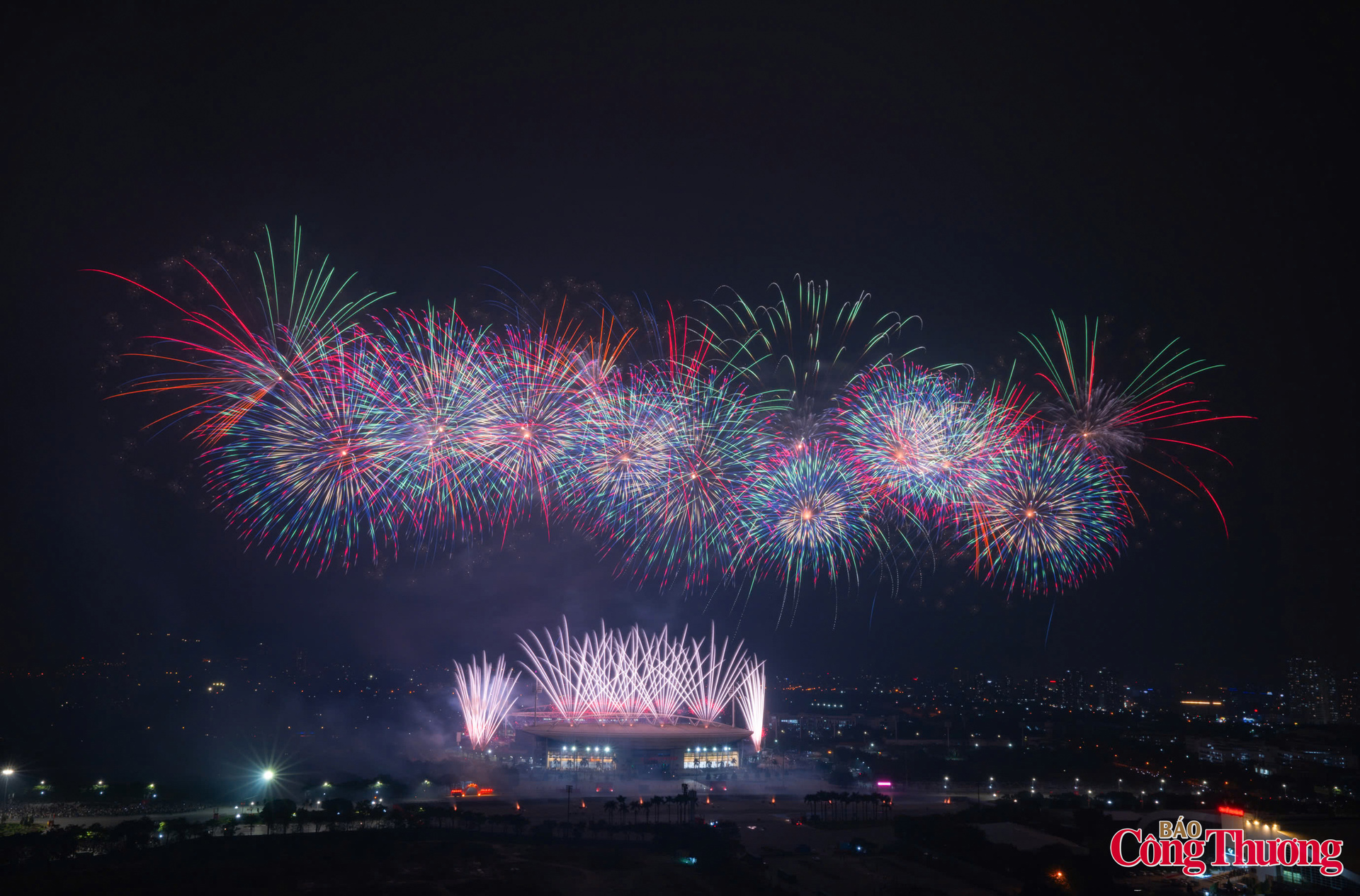Mãn nhãn màn pháo hoa chào mừng thành công Đại hội XIV của Đảng - 15