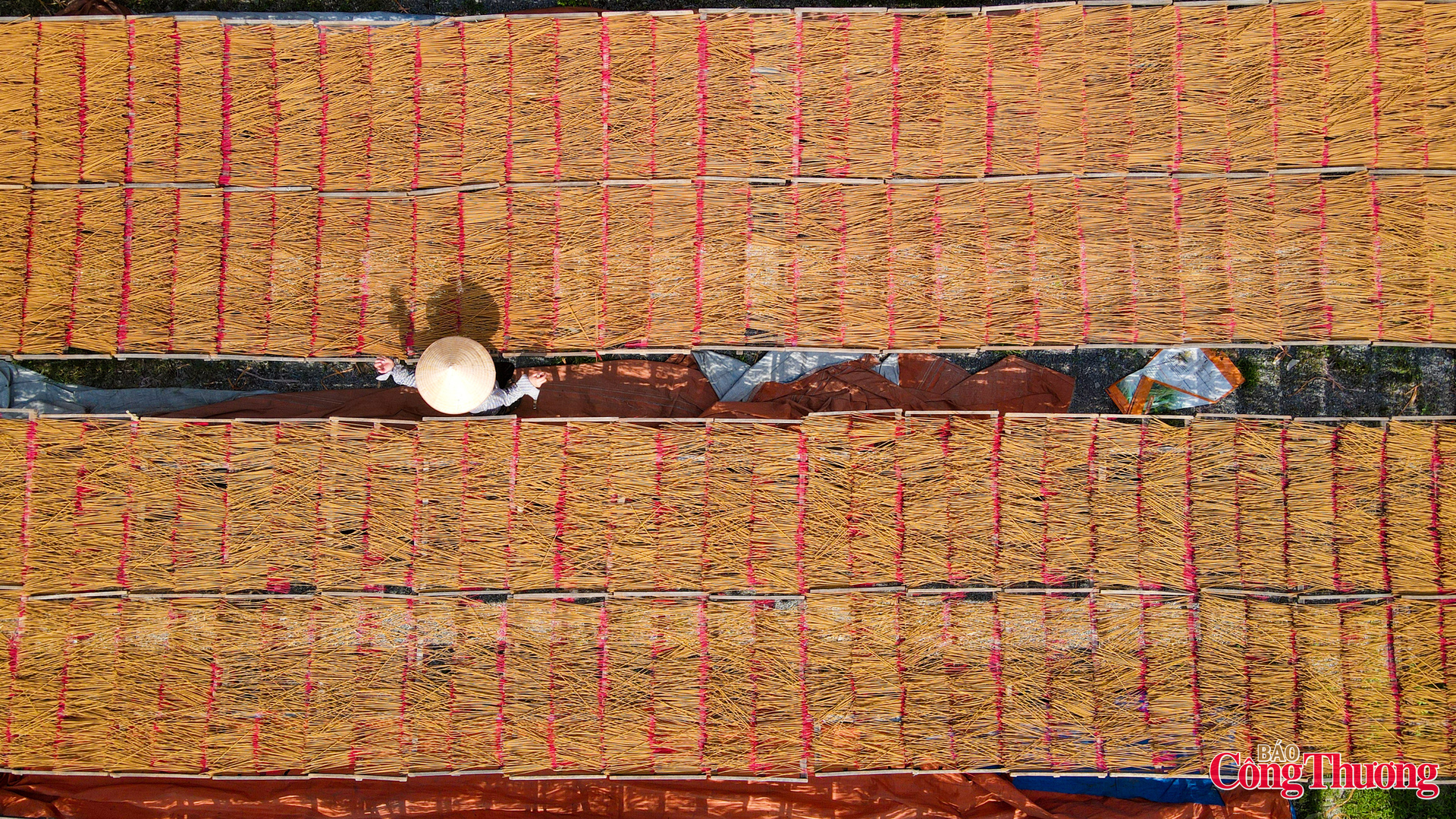 Người dân nơi đây tỉ mỉ vót từng thanh tre, nhuộm màu, phơi khô,… công việc vốn đã bận rộn nay vào dịp giáp Tết lại càng bận rộn hơn.