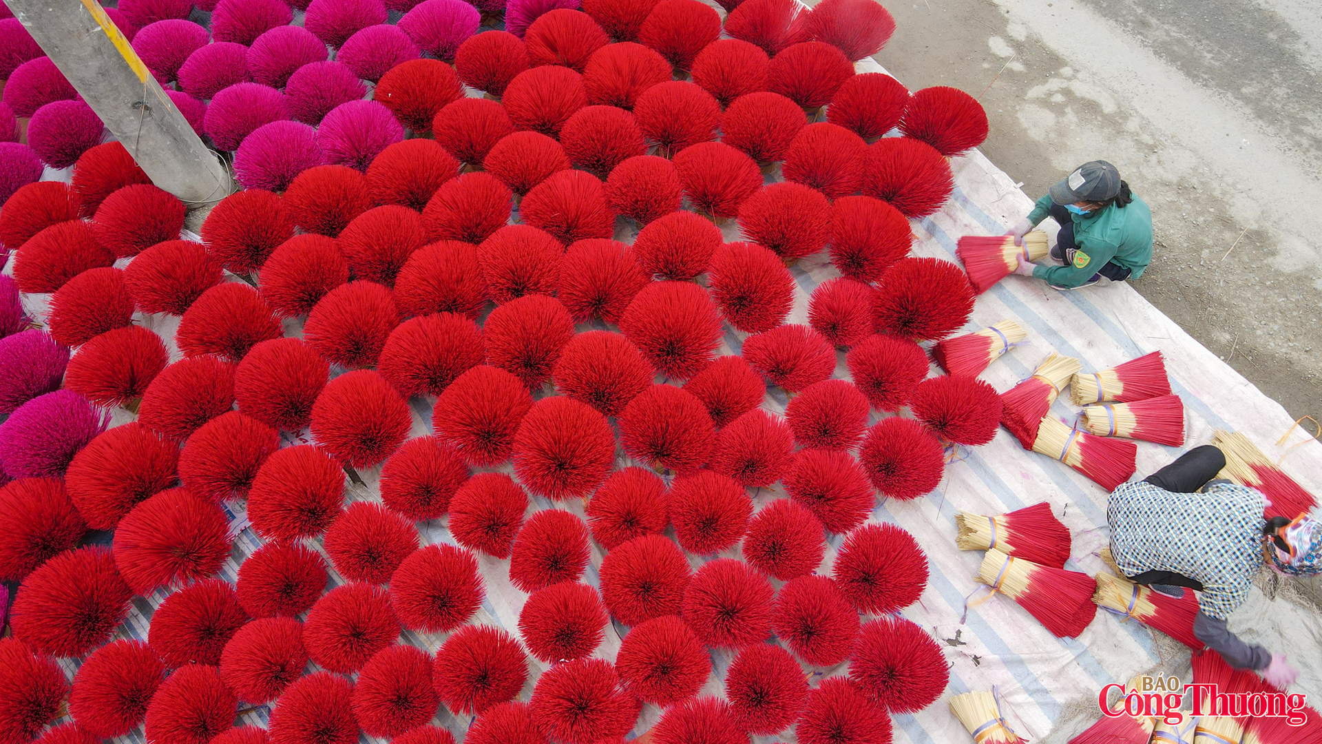 Nhuộm xong, chân hương được phơi khoảng hơn một ngày nắng.