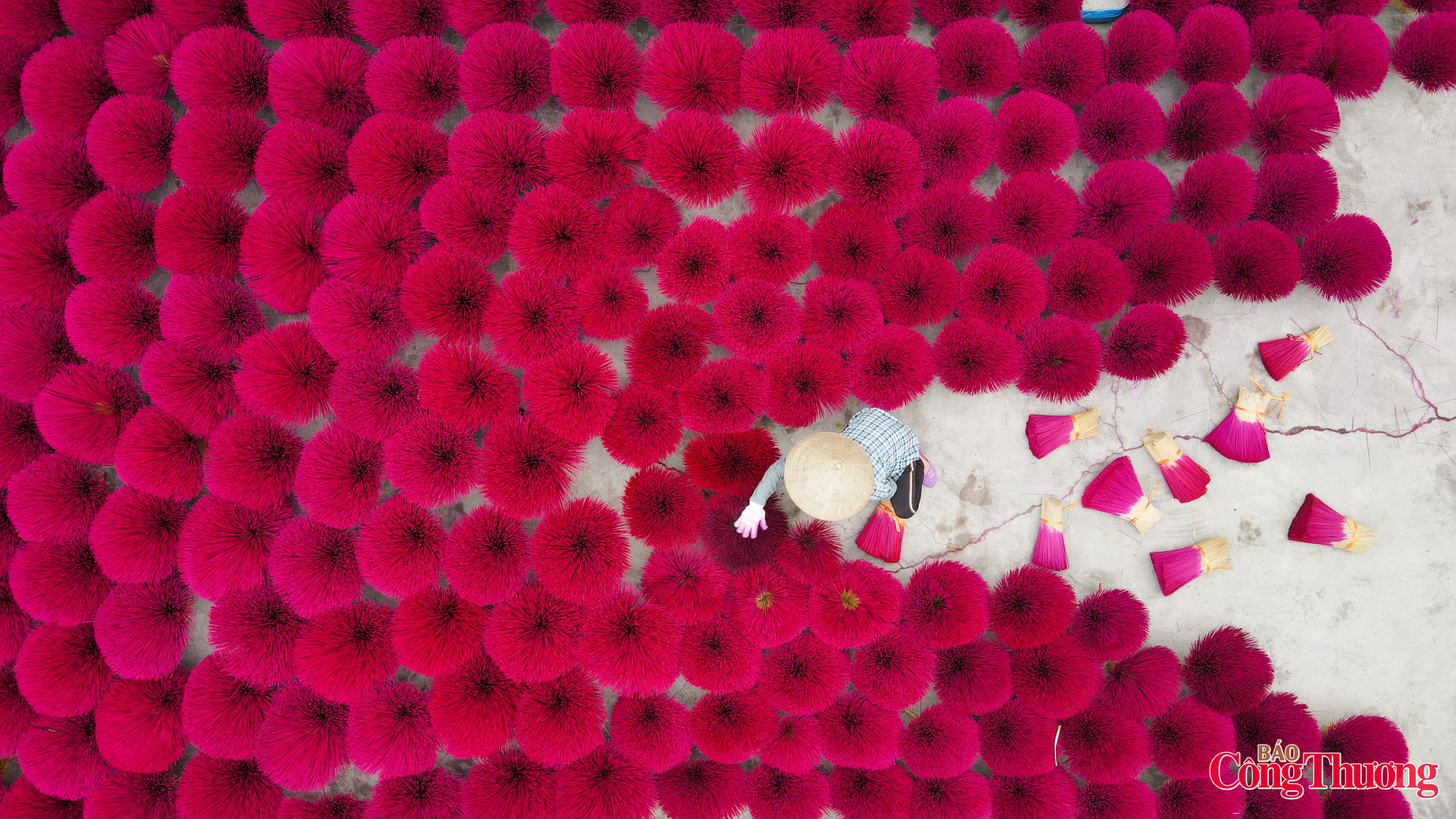 Đây cũng là lúc làng hương rực rỡ sắc màu nhất.